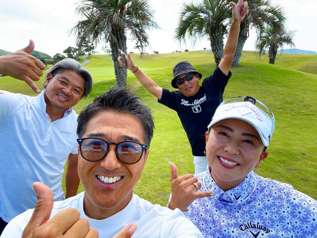佐伯三貴のインスタグラム：「今日はDEENの池森秀一さんのお誘いで館山カントリーへ行って来ました⛳️🌺  本当日本のハワイ🌺  眺め最高❣️ホスピタリティ最高🌺食事最高❤️  メンバー最高🥰  青ティーからでしたがPAR4で2nd入ってイーグルもあり67でした🤩🙌  最高のエンジョイゴルフでした🩷🩵❤️💙🧡💜💛💚  #このまま球だけを奪い去りたい #私はteennagedream推しです #DEEN世代」