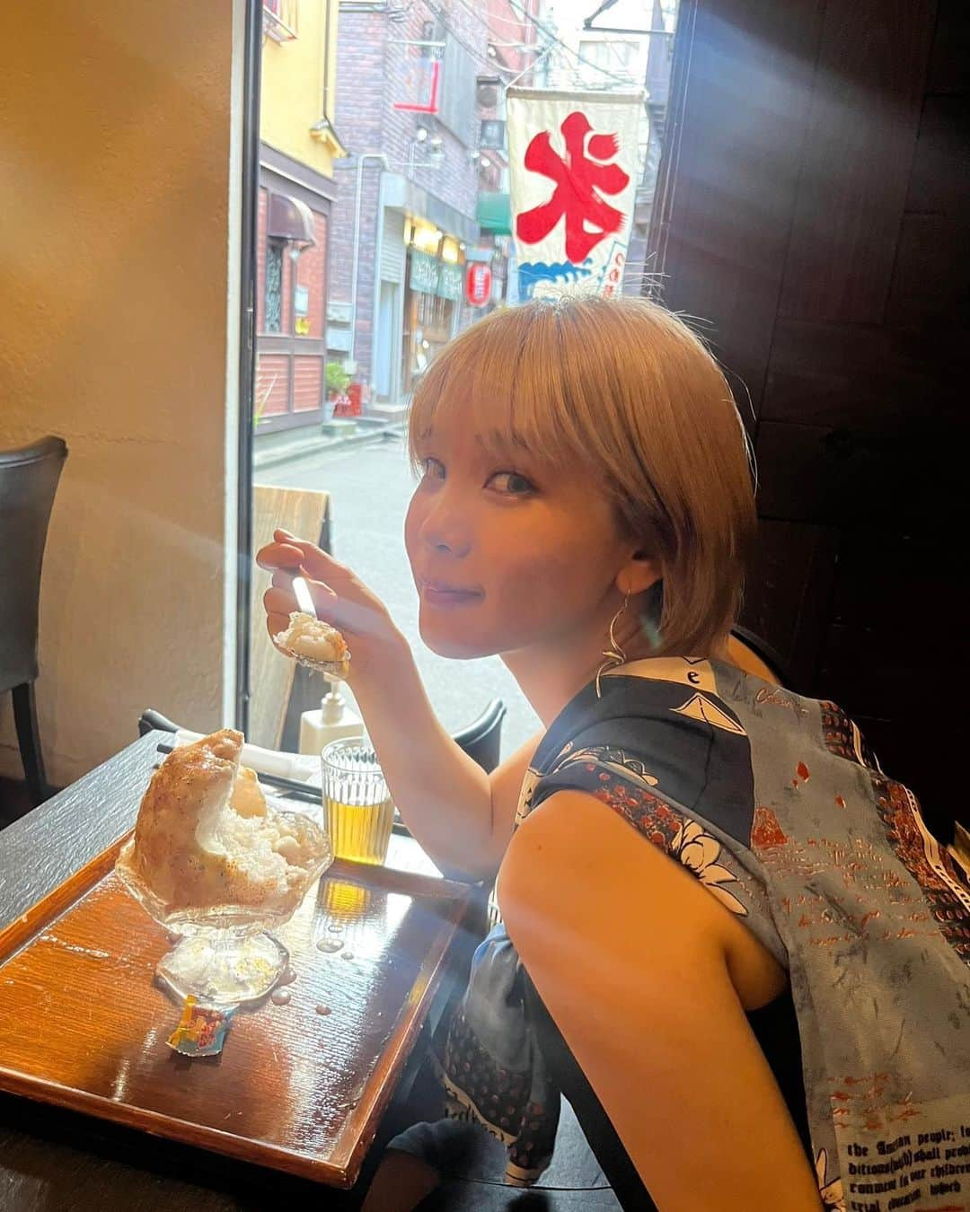 西沢幸奏のインスタグラム：「KAKIGORI🍧DAISUKI☺️☺️ It's Japanese summer sweets♡  #かき氷ryan さん！ ふわふわのかき氷、あっという間に食べられちゃいます。 氷なのに、ちょっとギルティな、そんなところが最高。  #kakigori #exina #shienanishizawa #oishii #dessert #summer #sweets #summersweets #西沢幸奏 #デザート #かき氷 #夏 #ノスタルジック」