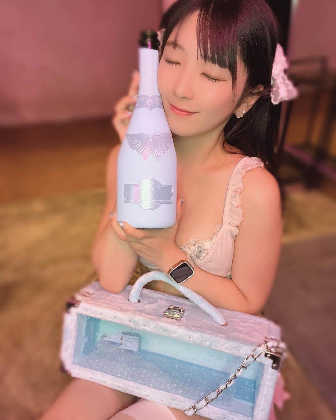 服部彩香のインスタグラム：「🥹🙌👼🍾✴︎ .。 . @succubus_angel_abyss  @angel_champagne_japan  #succubusandangel  #anglechampagne  #サキュバスシーシャ #コンカフェ #シーシャバー」
