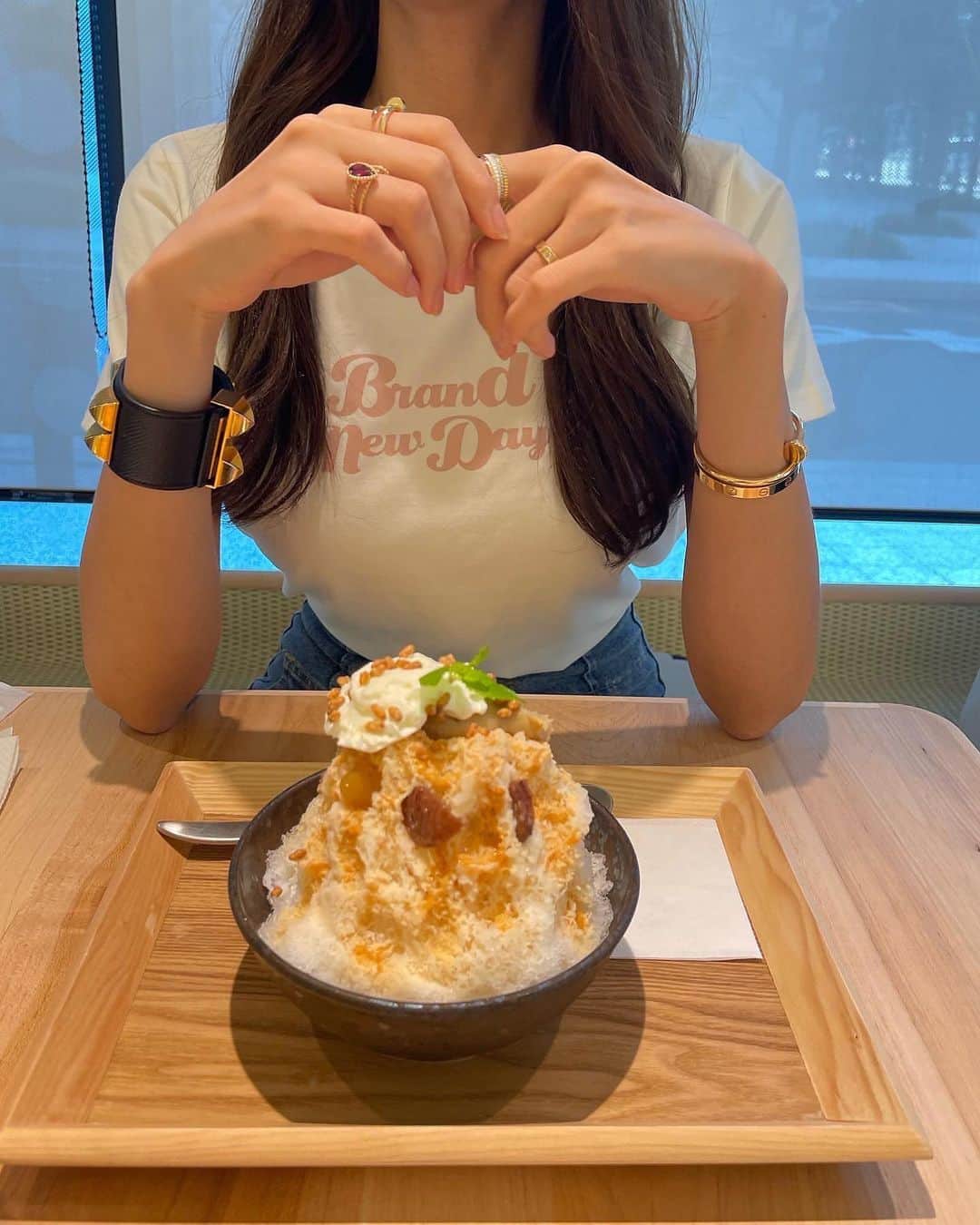 Akaneさんのインスタグラム写真 - (AkaneInstagram)「今年初かき氷🍧 また食べたい〜😋  ダスティーピンクのプリントTeeに フレアデニム♡ @madder_vintage」7月22日 15時17分 - 117akane