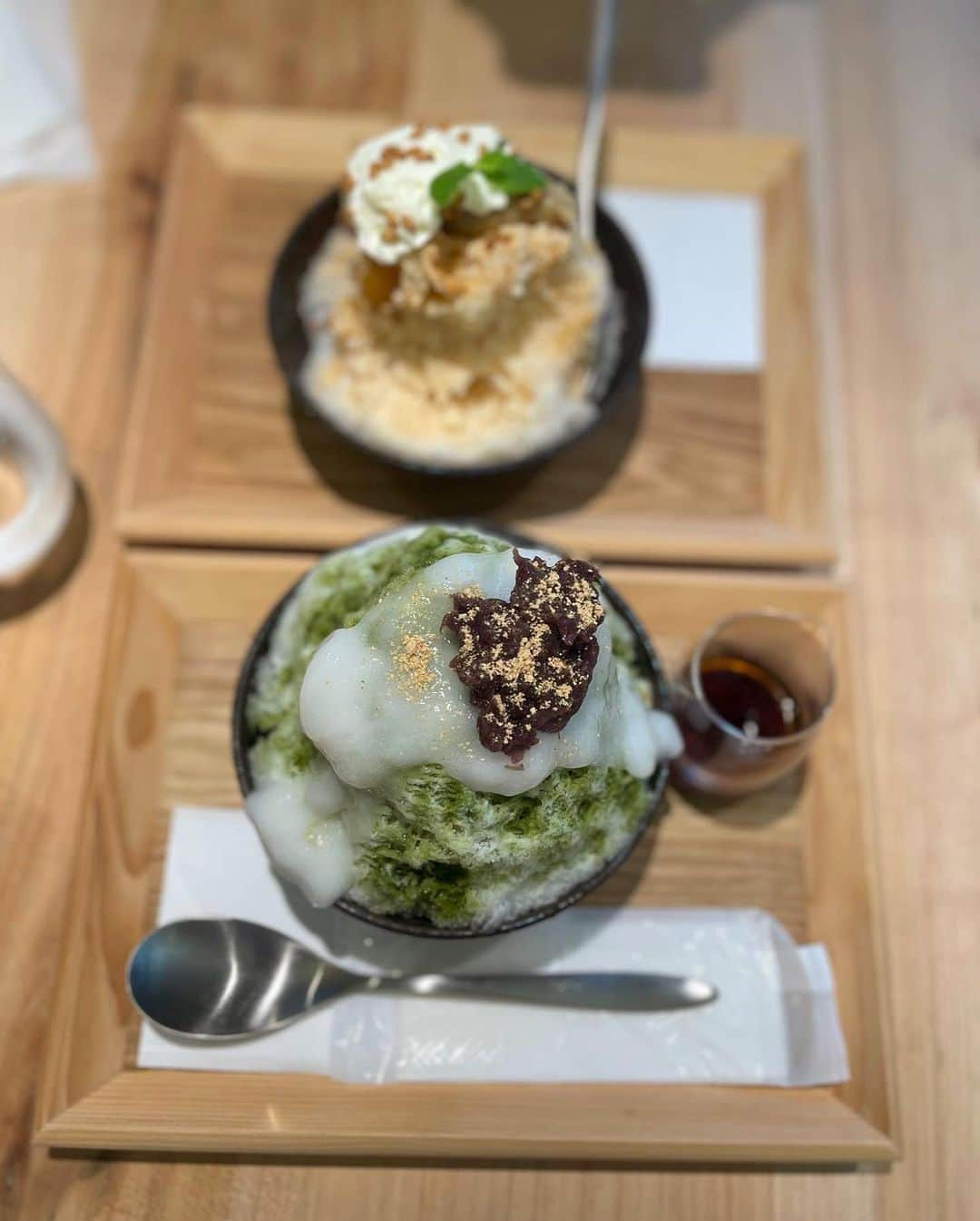 Akaneさんのインスタグラム写真 - (AkaneInstagram)「今年初かき氷🍧 また食べたい〜😋  ダスティーピンクのプリントTeeに フレアデニム♡ @madder_vintage」7月22日 15時17分 - 117akane