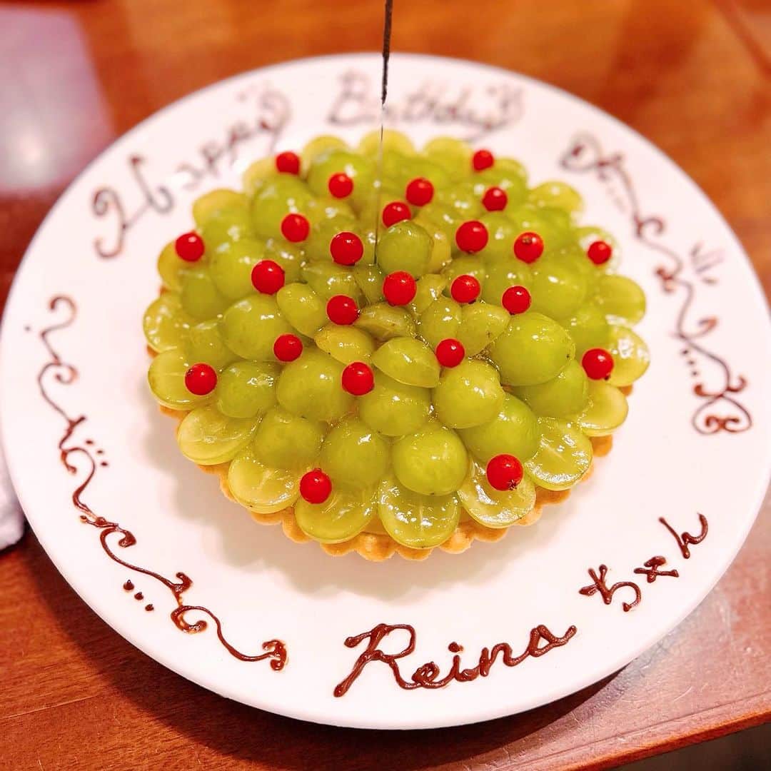 美沙玲奈のインスタグラム：「- ̗̀ 🎂 ̖́-  打ち合わせで行ったお店で嬉しいサプライズが・・😳🎉 一瞬何が起きているのか分からずビックリでした///// 私が何が好きか分からない中で、1から手作りで作ってくれたそうです🥹✨ぎっしりのマスカットの下には大好きなチーズクリームがたっぷり🫶まさに激アツケーキです❣  とっても美味しくいただきました🙌💖 有難うございました🥰またすぐにﾟ.*･｡ﾟ♬*゜  #恵比寿 #sumibio #サプライズ #手作りケーキ #バースデーケーキ #マスカット #チーズタルト #🎂」
