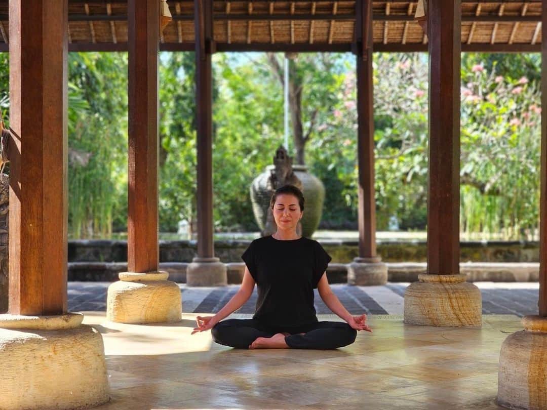 桑原りさのインスタグラム：「Zen moment...  5分の静粛が教えてくれる時間の重み。  #meditation  #bali #yoga」