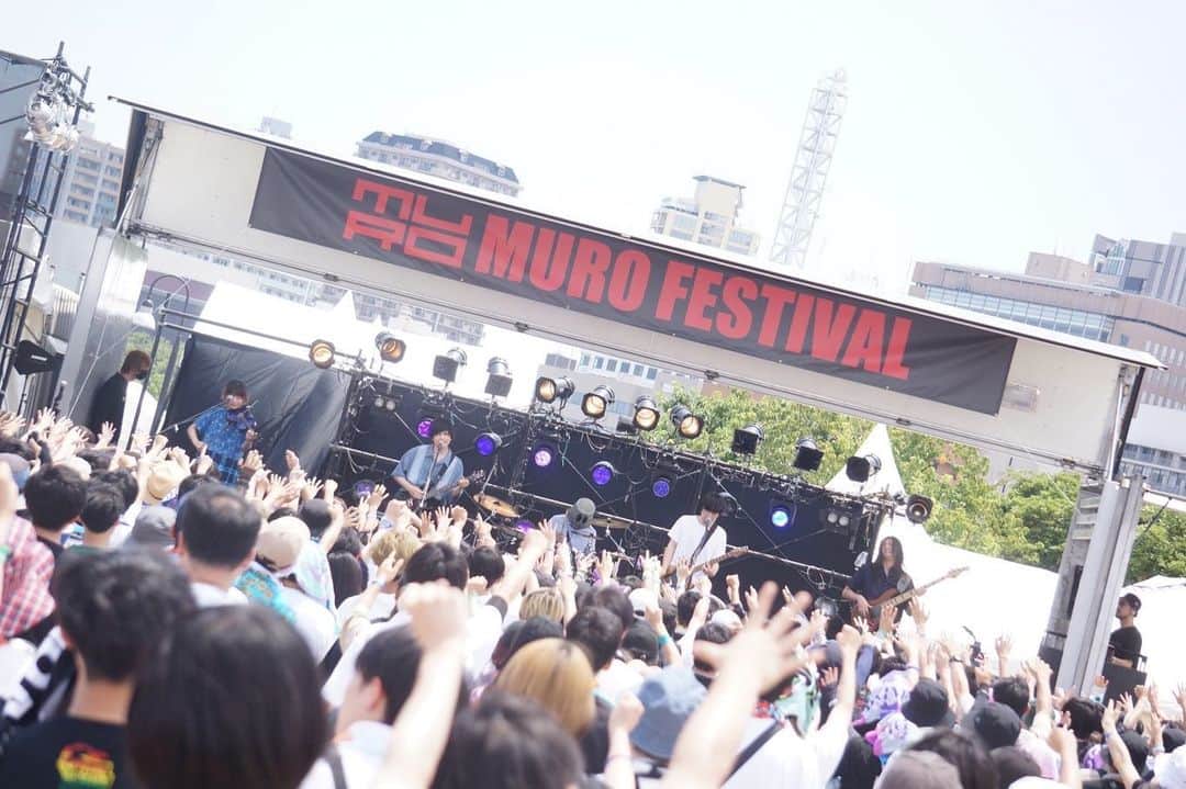 東出真緒さんのインスタグラム写真 - (東出真緒Instagram)「初めてのMURO FESTIVAL 🔥🔥🔥  大阪でばったりお会いしたのをきっかけに この夏ついにムロフェスデビュー！！ 嬉しかったーーー！！！  海を目の前に夏フェスはじめでした✨✨  久しぶりに会えたバンドマンもたくさんいて これぞライブハウスマンのフェスという感じでした。  暑い中皆様ありがとうございました！ まだまだ続くけど体調管理しっかりね🩵  This is my first time to perform at MURO FESTIVAL. I am very happy, thank you very much! We had a great live performance, feeling the summer in Yokohama location.  Take good care of yourself after this.  #ムロフェス #murofestival  #BIGMAMA #YOKOHAMA」7月22日 15時41分 - mao_bigmama_vn
