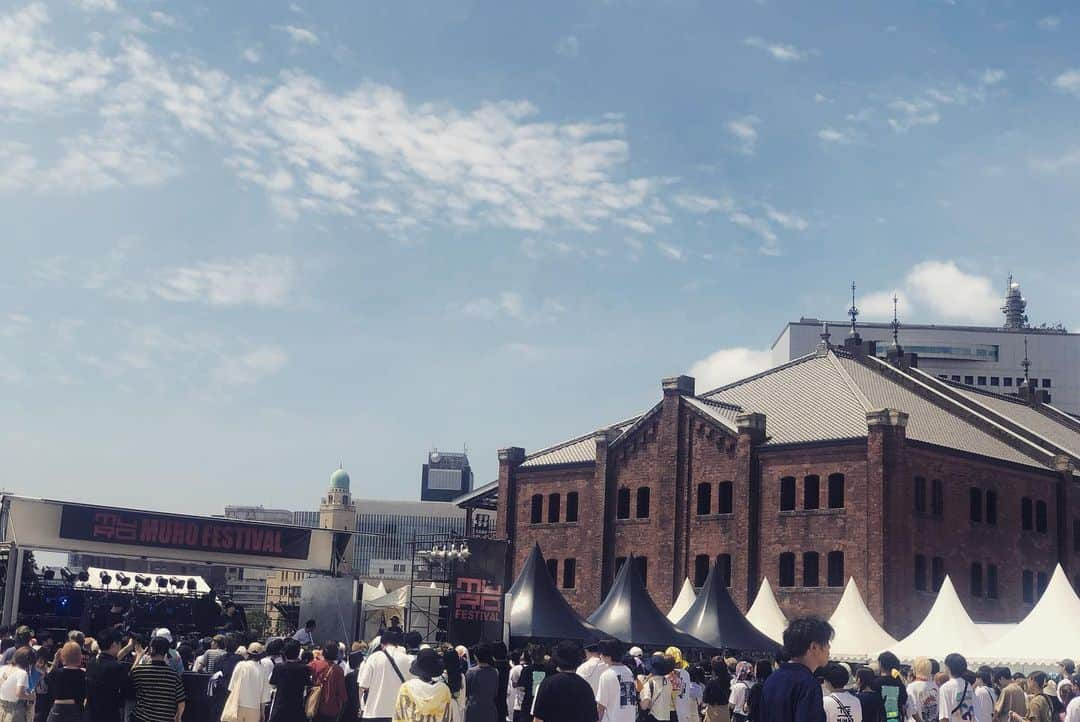 東出真緒さんのインスタグラム写真 - (東出真緒Instagram)「初めてのMURO FESTIVAL 🔥🔥🔥  大阪でばったりお会いしたのをきっかけに この夏ついにムロフェスデビュー！！ 嬉しかったーーー！！！  海を目の前に夏フェスはじめでした✨✨  久しぶりに会えたバンドマンもたくさんいて これぞライブハウスマンのフェスという感じでした。  暑い中皆様ありがとうございました！ まだまだ続くけど体調管理しっかりね🩵  This is my first time to perform at MURO FESTIVAL. I am very happy, thank you very much! We had a great live performance, feeling the summer in Yokohama location.  Take good care of yourself after this.  #ムロフェス #murofestival  #BIGMAMA #YOKOHAMA」7月22日 15時41分 - mao_bigmama_vn