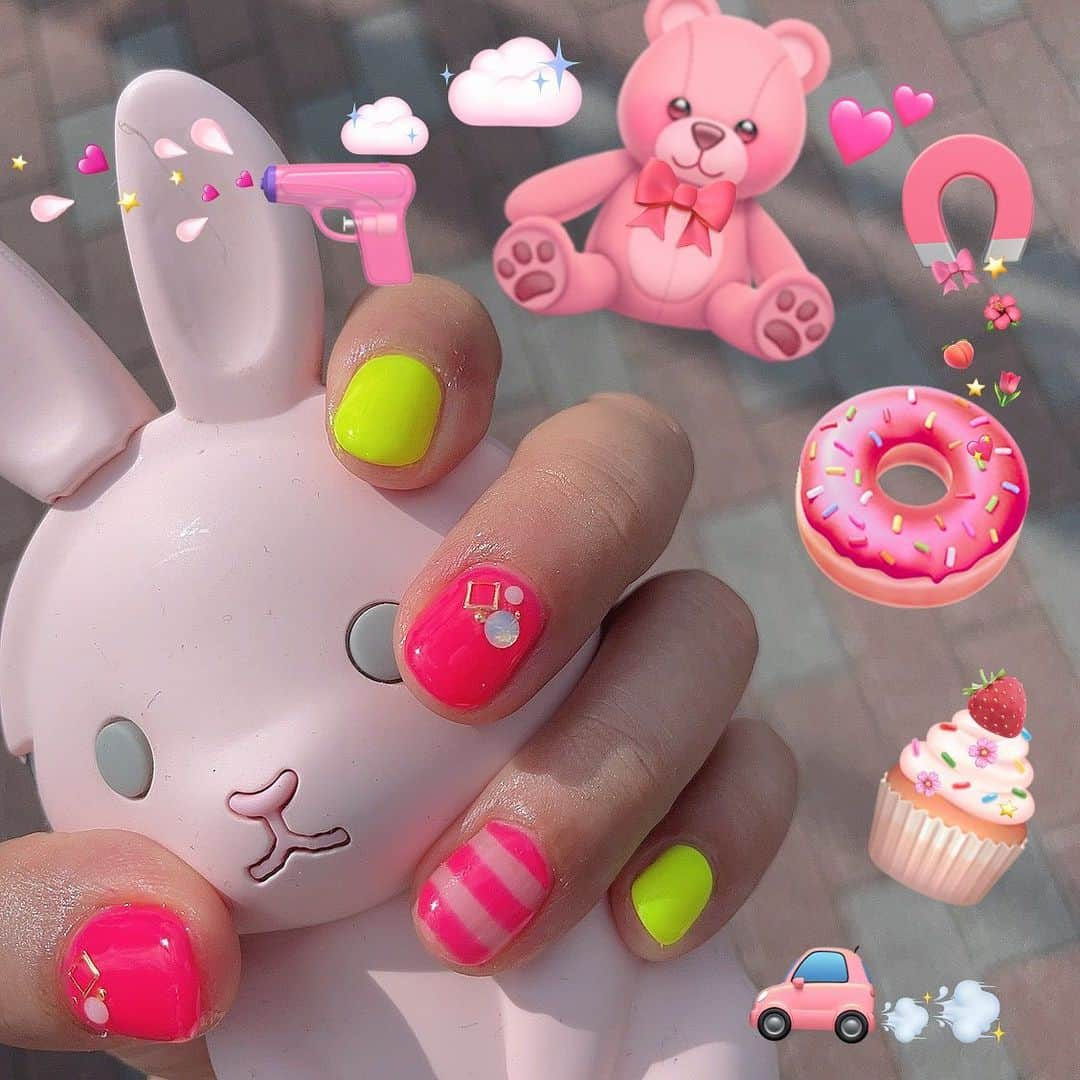 桜川ひめこさんのインスタグラム写真 - (桜川ひめこInstagram)「なつだ☀️ハッピー🤩ネイル💅💟  蛍光ぴんく＆いえろー！ 最初はBarbieっぽくしようかと思ったんだけどね、夏のワクワクに押されてピカピカネオン❇️❇️❇️  夏を楽しもう♡(｡>ω<｡)  #ネイル #ネイルデザイン #アイドルネイル #蛍光ネイル  #ネオンネイル」7月22日 15時35分 - sakuragawahimeko