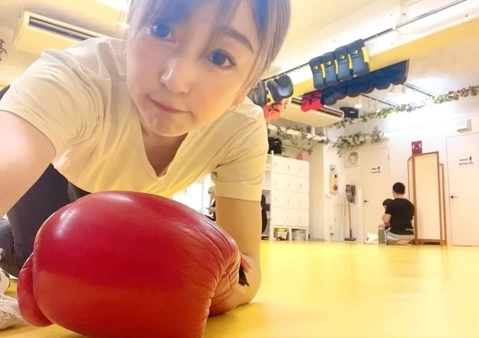 柑谷あゆみのインスタグラム：「朝ランニングしてからバンゲでトレーニングしてたくさん汗かいてスッキリ🥊🥊 今週のトレーニングも楽しかった♡  #パーソナルトレーニング  #トレーニング動画 #キックボクシング動画 #キックボクシング女子 #楽しくトレーニング #バンゲ #キックボクシング #トレーニング #ジム#恵比寿ジム #筋トレ女子」