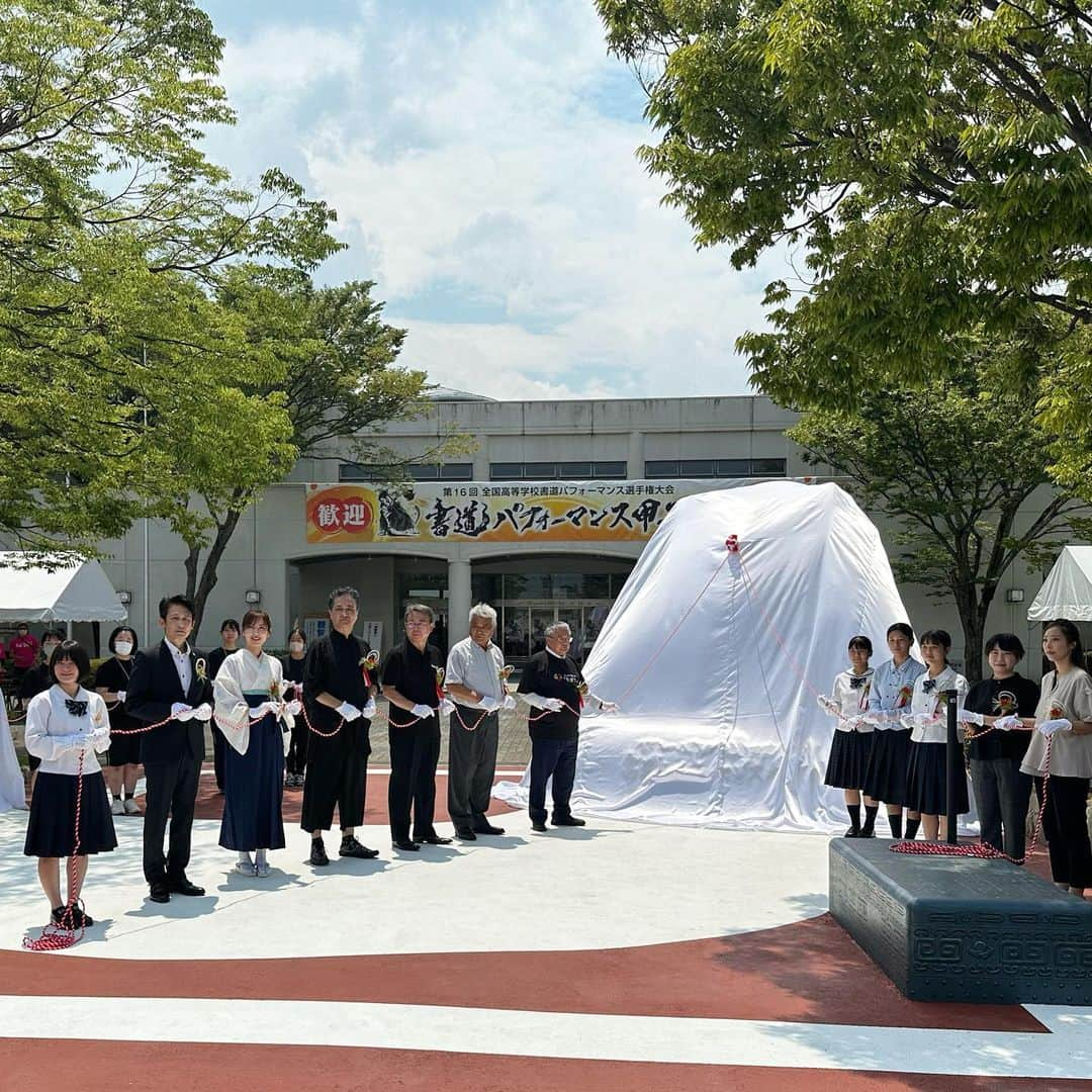 青柳美扇さんのインスタグラム写真 - (青柳美扇Instagram)「愛媛県 日本一の紙のまち 四国中央市へ来ています🍀  明日7月23日（日）に「第16回書道パフォーマンス甲子園」が開催されます☺️ 毎年100校以上がエントリーする、高校生選手にとって書道パフォーマンスの夢の舞台「書道パフォーマンス甲子園」。 今年は31都府県から107校の応募があり、予選を勝ち抜いた21校が書道パフォーマンスの聖地へ集結します。 皆さん、応援よろしくお願いいたします📣！ 私は書道パフォーマンス甲子園特別審査員として「青柳美扇賞」を授与させていただきます🙏 ※昨年に引き続き、感動しっぱなしなのでハンカチ必須です😭  今日は書道パフォーマンス甲子園之聖地にて、モニュメントの除幕式が行われました。 茂本ヒデキチ先生の高校生がふるう大筆の力強い動きの墨絵が立体となり、今にも動き出しそうな命の宿ったモニュメントが完成しました。  私はモニュメントの題字「書道パフォーマンス之聖地」を書かせていただきました。 この素晴らしい大会が末長く発展し、世界へ羽ばたけるようにと心を込めて書かせていただきました☺️！  夕方は21校の皆さんと高校生企画員の皆さんで交流会に参加しました☺️  #書道パフォーマンス甲子園 #書道パフォーマンス　  書道パフォーマンス甲子園実行委員会事務局 四国中央市教育委員会事務局　文化・スポーツ振興課　書道パフォーマンス甲子園振興室内 〒799-0497　愛媛県四国中央市三島宮川4-6-55 電話:0896-28-6037（直通）　Fax:0896-28-6060 Email:info@shodo-performance.jp  #アンバサダー #art #architecture  #beauty #書道家青柳美扇　#aoyagibisen #青柳美扇 #love #instagood #instadaily #JAPAN#j #japanese #手書き  #calligraphy #japanesecalligraphy #calligrapher #書道 #書道家 #ink #書道パフォーマンス #美扇筆 #training」7月22日 15時43分 - aoyagibisen