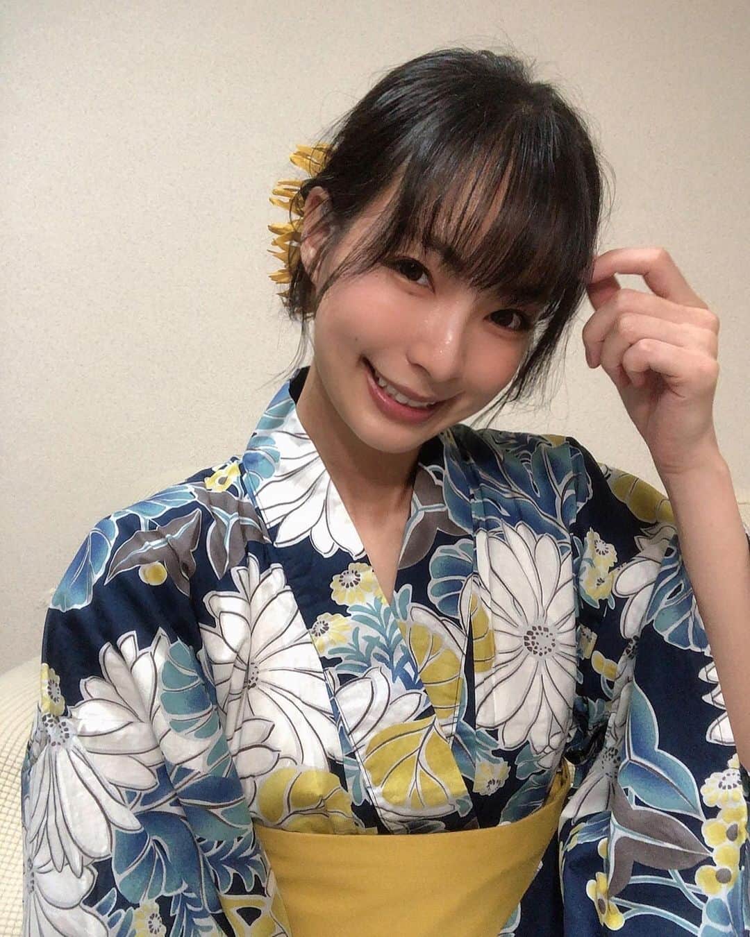 たなかさえのインスタグラム：「今年初浴衣お誕生日配信で👘✨️ 祝ってくれたみなさんありがとう💛 . おまつり行きたいね🎇 . ※写真は反転しています🤳 . #浴衣#和服」