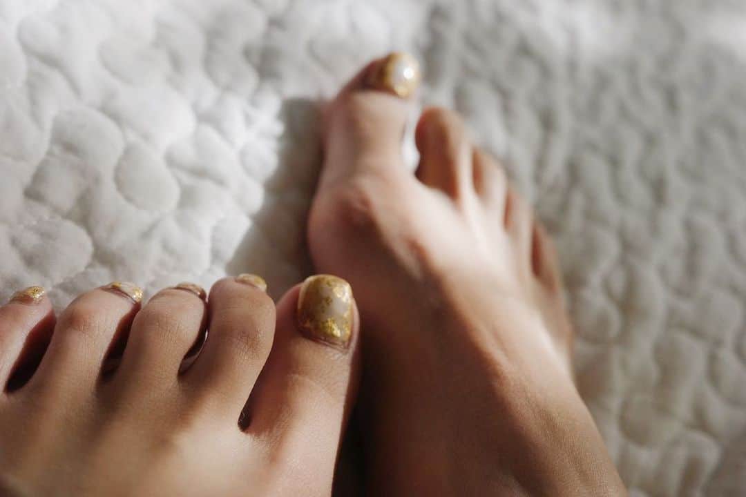 izu（出岡美咲）さんのインスタグラム写真 - (izu（出岡美咲）Instagram)「身体のどこかに ゴールドが入っていると なんか良い気がしちゃう。  今のフットは、ホワイトのマーブルベースに金箔です。  @salonbdaikanyama   #nail #footnail #フットネイル」7月22日 15時47分 - izu_stagram