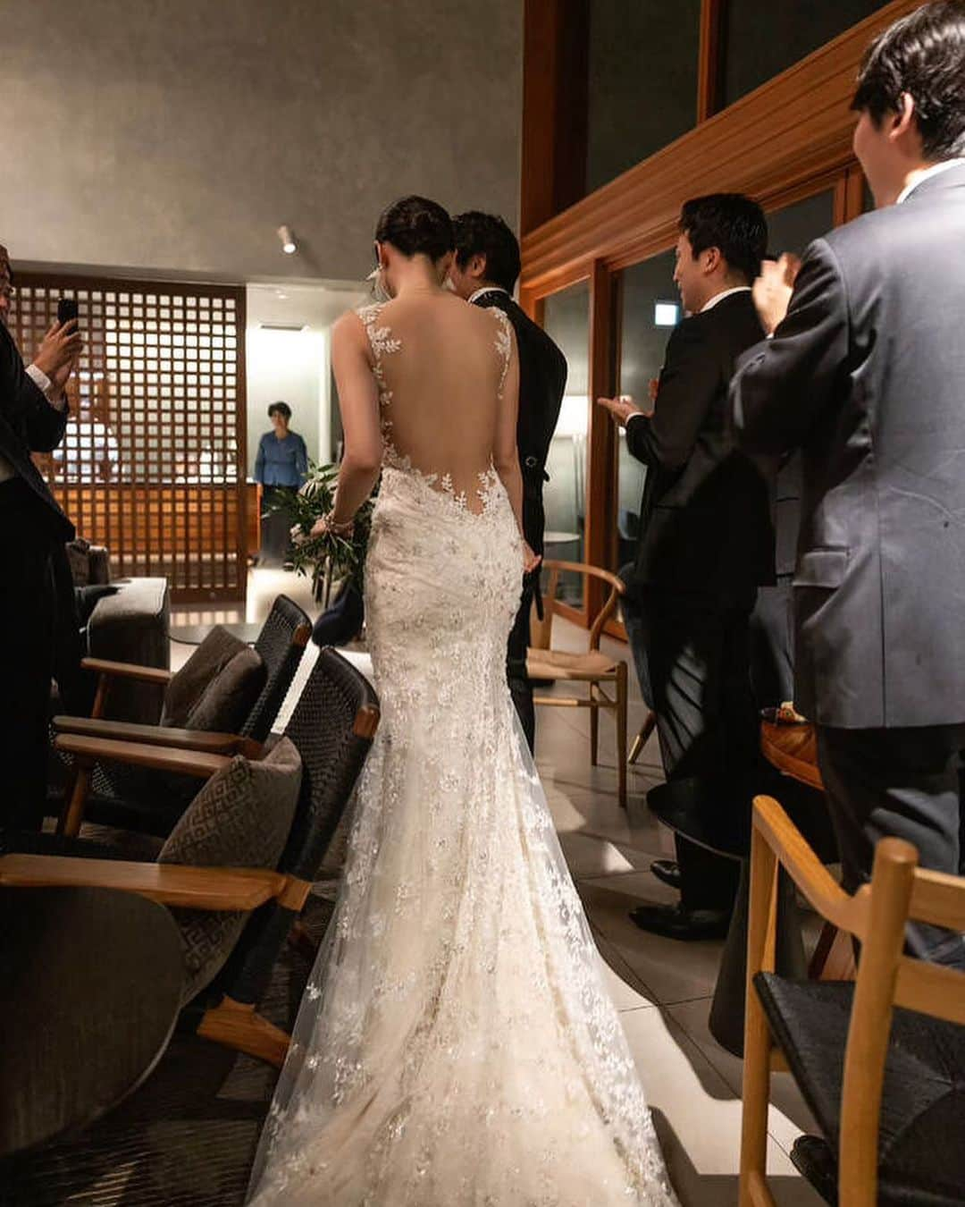 福井セリナさんのインスタグラム写真 - (福井セリナInstagram)「【お色直しドレスについて👗】  My dress is..   Galia Lahav @galialahav 🤍🩶🩷  前撮りに続きまたガリアをチョイスしてしまいました〜😍  実はお色直しをすると決めたのは結婚式1ヶ月前のこと(ギリギリすぎ) もともと1着目のVerawangだけでも十分すぎるくらい楽しみだったんだけど、 @ao_wed の結婚式に参列させてもらった時のお色直し当てクイズが楽しくて！笑  催し物が少ないかもしれないと思っていたこともあり、せっかくならお色直ししちゃえ〜〜ってことで前撮りに引き続きまたまた @reginacloset027 へ💨  オーナーのまやさんには前撮りの際にとても良くして頂いて信頼度100%！ざっくりイメージだけ伝えて次から次へとドレスを出してもらい試着しました🔥  もっとカジュアルな動きやすいドレスを想定してたんだけど、私の場合わりと派手じゃないと普通のパーティドレスのような印象になってしまうものが多くて、最後の最後にやっぱこれくらい行かないとダメでしょ！！って出してもらったのがこちらのガリア。  もうね、1回ガリア着ちゃったらさっきまで選んでたパーティドレス達に戻るなんてできないわけですよ。ずるいですわ〜まやさん🤣♡  ということで着た瞬間即決🙋‍♀️  当日お色直し当てクイズのイラストはなっちゃんに描いてもらったんだけどめちゃくちゃ可愛くて♥️  これについてはもう少し語りたいのでまた別途投稿します😘  #お色直し #お色直しドレス #お色直しヘア #披露宴 #披露宴入場 #披露宴コーデ #披露宴レポ #披露宴ドレス #披露宴ヘア #galialahav #galialahavbride #結婚式 #結婚式レポ #結婚式準備 #プレ花嫁 #プレ花 #卒花 #卒花嫁 #卒花レポ #卒花嫁レポ」7月22日 18時30分 - serinafukui__