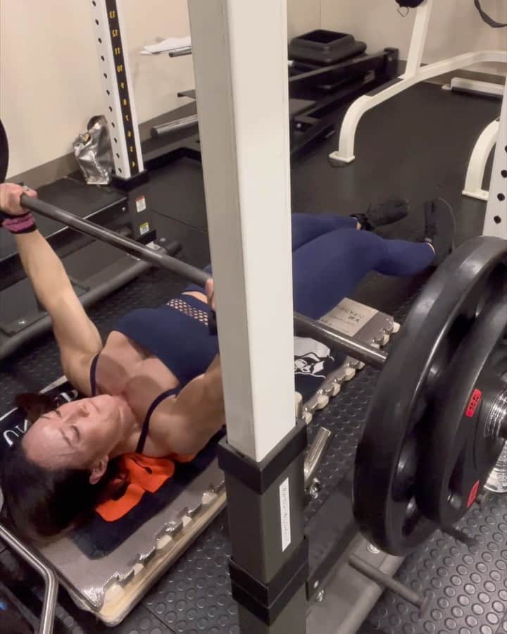 のインスタグラム：「胸トレ💪 フォームの見直しをすればするほど扱う重量が下がっていく😅 目的は高重量を上げることではないので、重量にはこだわらない  #寝射し   #ifbb #ifbbpro #ifbbelitepro  #ELITEPRO #ifbbfigure  #bodyfitness #fitness #figure  #gym #gymmotivation #training  #trainingmotivation #workout #bodybuilding #workoutmotivation #筋トレ #筋トレ女子 #トレーニング #ジム #フィットネス  #エフクラス  #f_class #ファインラボ #サプリメント」