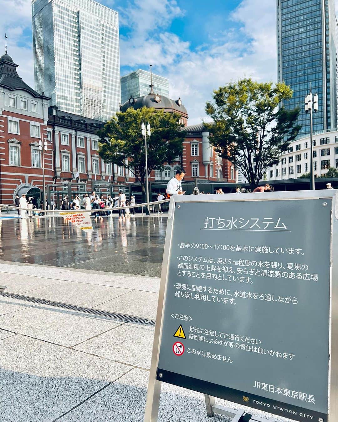 東京ステーションホテルTokyo Station Hotelさんのインスタグラム写真 - (東京ステーションホテルTokyo Station HotelInstagram)「ℂ𝕠𝕠𝕝 𝕪𝕠𝕦𝕣𝕤𝕖𝕝𝕗 𝕕𝕠𝕨𝕟 ⁡ 東京駅丸の内駅前広場の水景エリアが4年ぶりに稼働！ 目にも涼しく、打ち水効果で環境への配慮も。このエリア内は歩くこともできますので“涼”を求めて丸の内へお越しください。 ⁡ The water surface area in the Tokyo Station Marunouchi Square has been re-launched during the summer time since pandemic! Cool yourself down from the atmosphere or you can even walk in! ———————————————————— @tokyostationhotel @forbestravelguide @smallluxuryhotels @smallluxuryhotels_jp @tokyostationcity @kiwicollection #carewhereyoustay #tokyostation #tokyostationhotel #tokyotravel #tokyotrip #tokyohotel #japantravel #japanhotel  #東京ホテル #ホテル好き #東京旅行 #東京ステーションホテル #東京駅 #東京駅舎 #丸の内 #打ち水 #sdgs #納涼」7月22日 15時58分 - tokyostationhotel