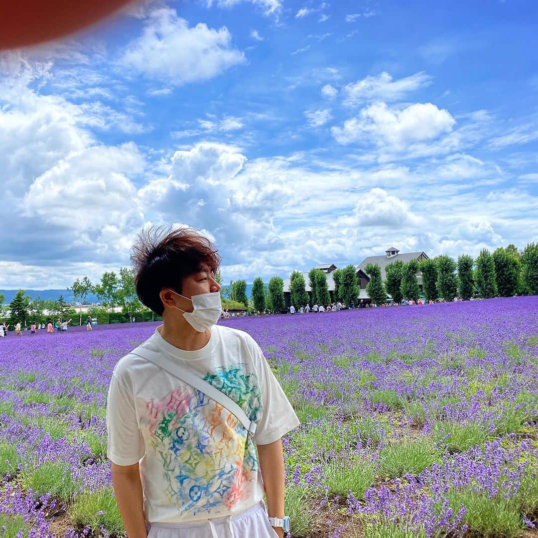 クォン・スンイルのインスタグラム：「#Lavender 🪻#Hokkaido 🪻 #Furano  #가족여행 하늘엔 가끔씩 아빠손가락이…」