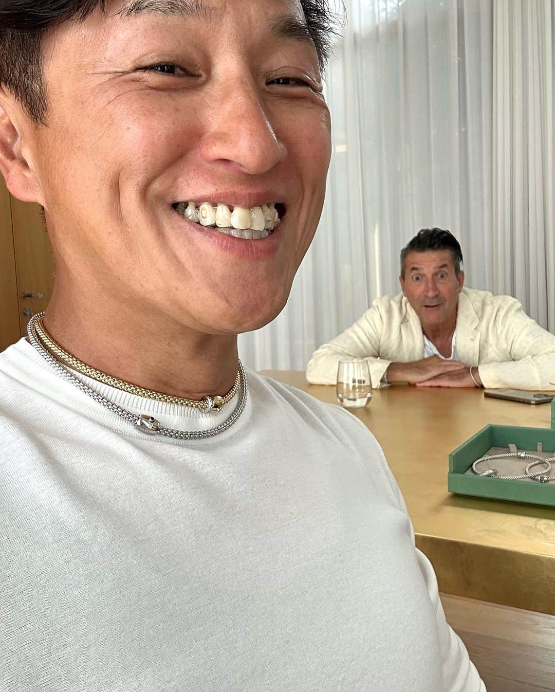 戸賀敬城さんのインスタグラム写真 - (戸賀敬城Instagram)「フォッペの取材で、イタリアに来ています。 13年ぶりのベニスはその当時のままだった。懐かしい！ ジローさんとサンマルコ広場のブティックで、次のフォッペを探して。 細めの「エカ」2本からの、太めの「ルナ」にしようと思っていたんだけど、ネックレス「ソロ」が可愛い！と悩んでいます。クルーネックからチラ見えなのが、引っ込み思案な戸賀にピッタリ！ ジローさんとお揃いになりそうです(笑)  #フォッペ  #fope  #ヴィチェンツァ  #vicenza  #トミヤ  #オオミヤ  #ベスト  #戸賀敬城 #ジローラモ  #hirokunitoga  #toga  #togacci  #jprime編集長」7月22日 16時04分 - togacci53