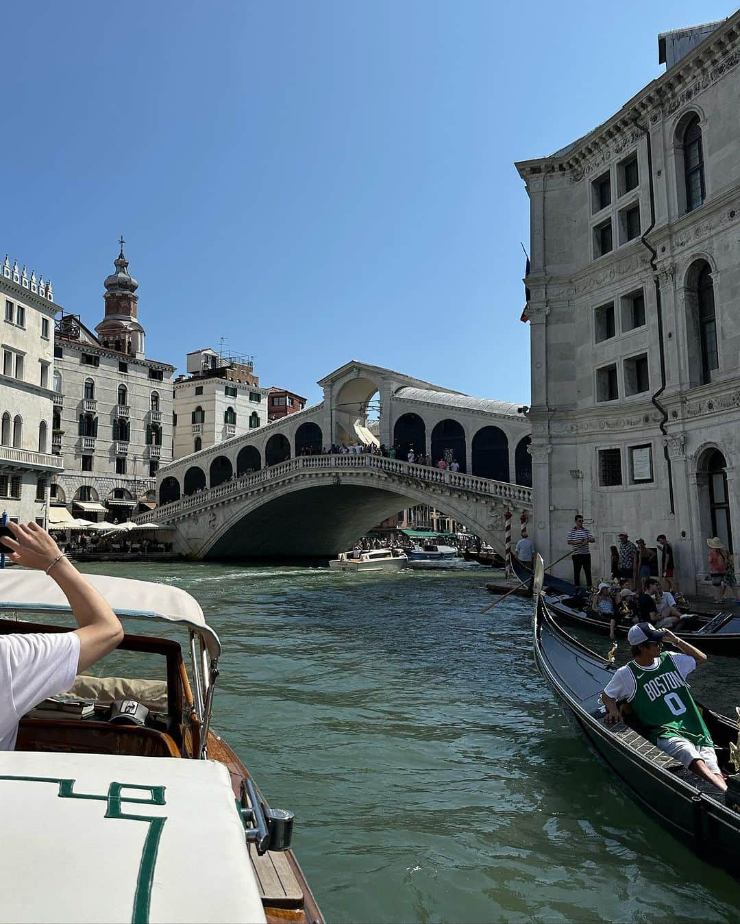 戸賀敬城さんのインスタグラム写真 - (戸賀敬城Instagram)「フォッペの取材で、イタリアに来ています。 13年ぶりのベニスはその当時のままだった。懐かしい！ ジローさんとサンマルコ広場のブティックで、次のフォッペを探して。 細めの「エカ」2本からの、太めの「ルナ」にしようと思っていたんだけど、ネックレス「ソロ」が可愛い！と悩んでいます。クルーネックからチラ見えなのが、引っ込み思案な戸賀にピッタリ！ ジローさんとお揃いになりそうです(笑)  #フォッペ  #fope  #ヴィチェンツァ  #vicenza  #トミヤ  #オオミヤ  #ベスト  #戸賀敬城 #ジローラモ  #hirokunitoga  #toga  #togacci  #jprime編集長」7月22日 16時04分 - togacci53