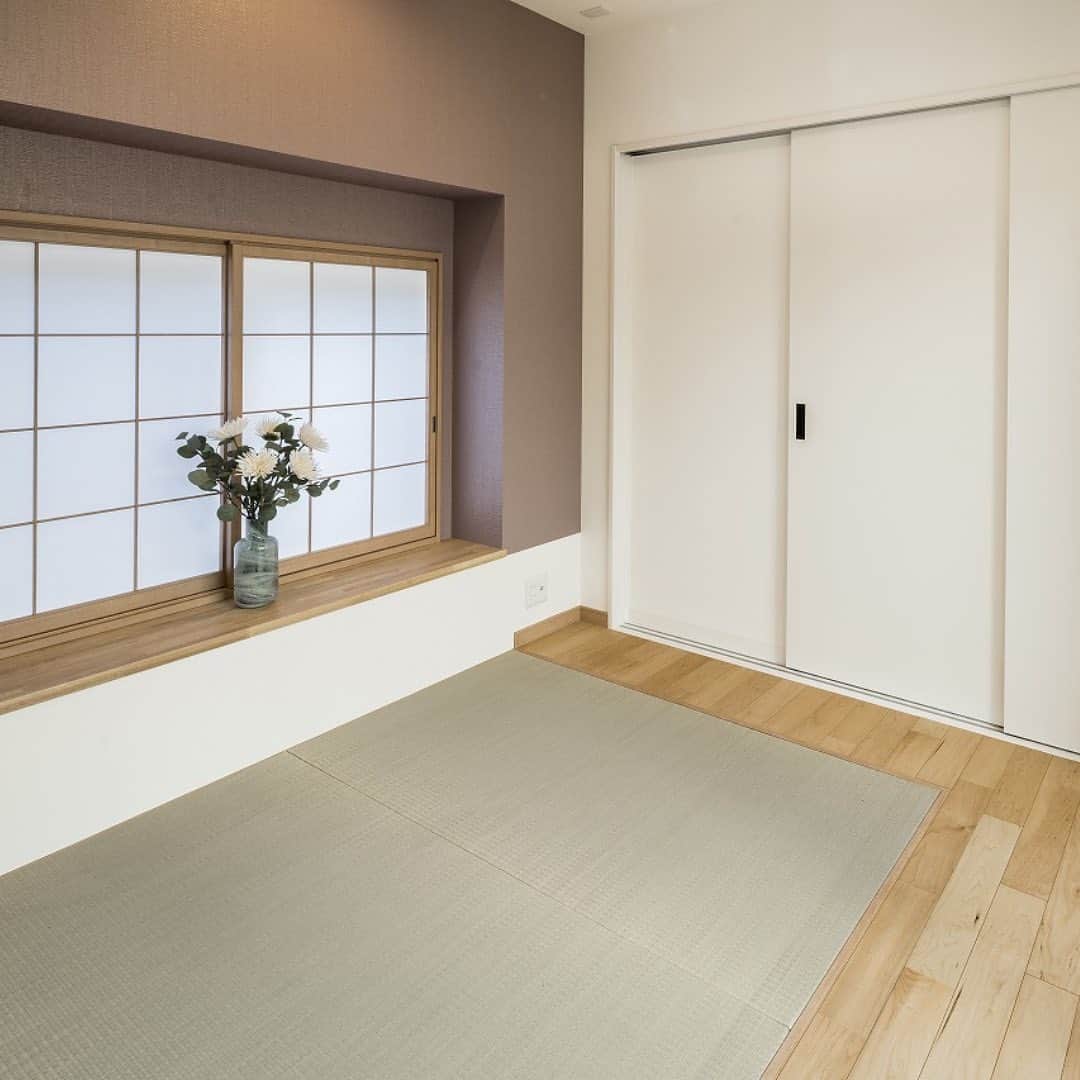 辰巳住宅さんのインスタグラム写真 - (辰巳住宅Instagram)「他の投稿はコチラから▶︎ @tatsumijutaku 　 和みとやすらぎの空間 畳の色やデザインによって 空間の印象をガラッと変えます  施工事例はホームページから ご覧いただけます。 また、ホームページ以外にも沢山の 施工事例がございますので お気軽にお問い合わせください。  八幡西区を中心にオススメの お店やスポットの紹介中↓↓ ---------------------------- やはた暮らし @yahata_gurashi ----------------------------  #辰巳住宅 #福岡注文住宅 #木の家 #福岡工務店 #注文住宅  #福岡新築 #自由設計  #北九州新築  #マイホーム計画 #福岡県  #北九州市 #家づくりアイデア #和室 #和室のある家 #和室インテリア #和室リビング #和室のある暮らし #和室収納 #和モダン空間」7月23日 20時00分 - tatsumijutaku