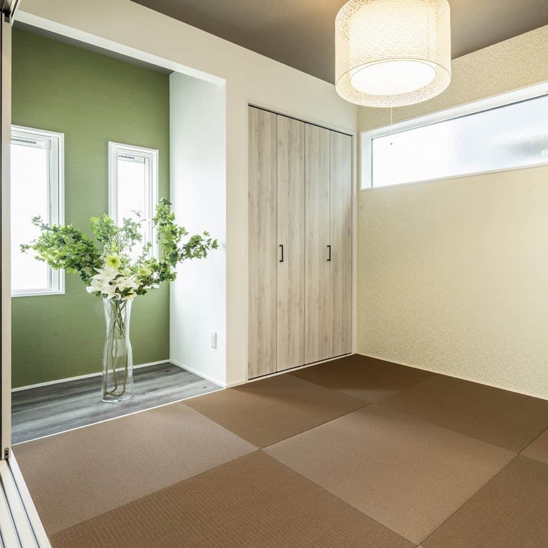 辰巳住宅さんのインスタグラム写真 - (辰巳住宅Instagram)「他の投稿はコチラから▶︎ @tatsumijutaku 　 和みとやすらぎの空間 畳の色やデザインによって 空間の印象をガラッと変えます  施工事例はホームページから ご覧いただけます。 また、ホームページ以外にも沢山の 施工事例がございますので お気軽にお問い合わせください。  八幡西区を中心にオススメの お店やスポットの紹介中↓↓ ---------------------------- やはた暮らし @yahata_gurashi ----------------------------  #辰巳住宅 #福岡注文住宅 #木の家 #福岡工務店 #注文住宅  #福岡新築 #自由設計  #北九州新築  #マイホーム計画 #福岡県  #北九州市 #家づくりアイデア #和室 #和室のある家 #和室インテリア #和室リビング #和室のある暮らし #和室収納 #和モダン空間」7月23日 20時00分 - tatsumijutaku