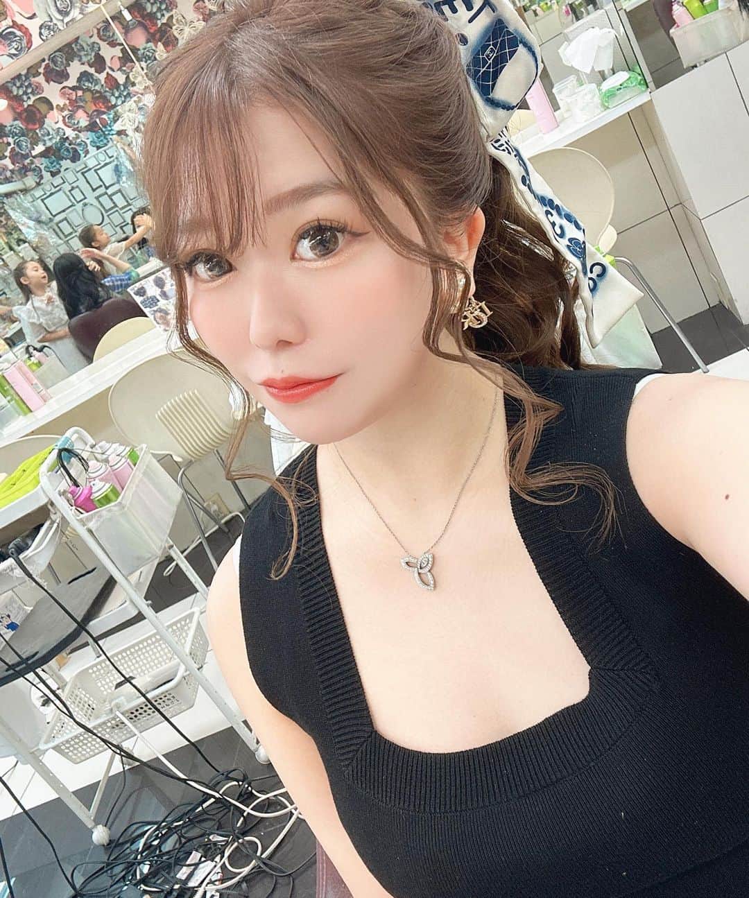 愛咲えれなのインスタグラム：「. .  このポニーテール 可愛くてだいすき🥰🌸  🎀セットサロンクリア　かいさん @setsalon.clear  @kai_kenichi_   #愛咲えれな #きゃばきゃば #lounge愛咲　#キャバ嬢 #iris #キャバクラ #クラブ #ミナミ #北新地 #宗右衛門町 #ポケパラ #指名 #えれな #シャネル #バースデーイベント #シャンパン #アルマンド #踊れるキャバ嬢 #踊れるキャバ嬢といえばえれな #イリス #ホステス #いいね返し #キャバ #ソウメイジャパン #ベルロゼ　#クラブイリス #黒髪ロング」