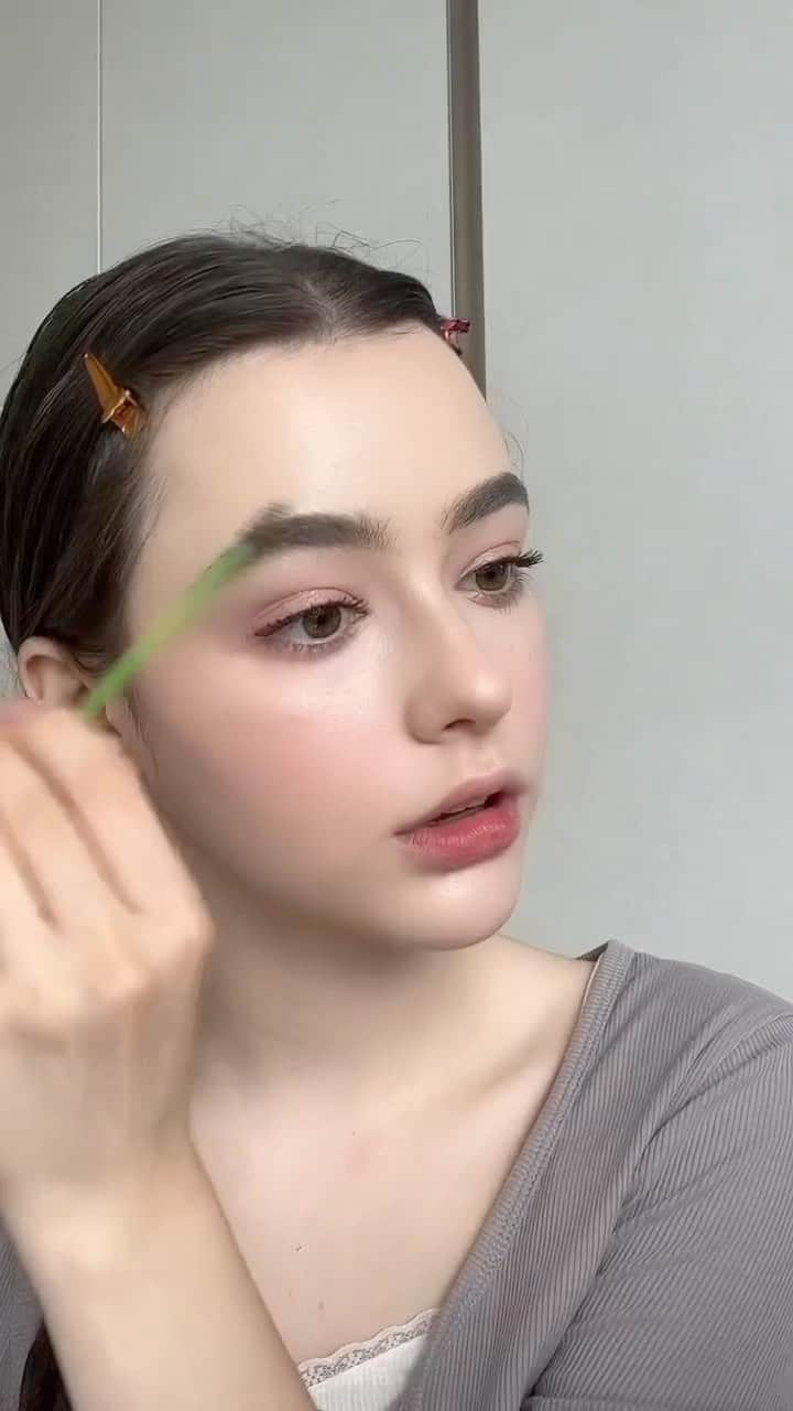 ダシャ・テゥアランのインスタグラム：「get ready with me °❀⋆.ೃ࿔*:･ 여러분 여름 잘 보내고 있어요? ㅎㅎ my simple pink makeup~」