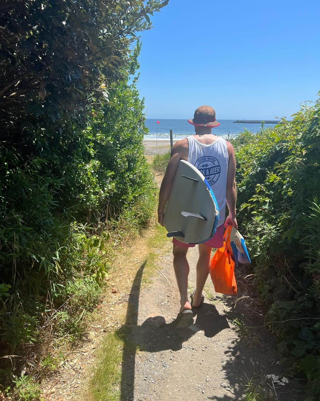 ザック・バランスキーのインスタグラム：「初サーフィン🤩🏄‍♂️ 海に向ってる時はめっちゃできそうな雰囲気は出せてた。笑 朝は嵐の試合を応援してイメージはバッチリ💯 結果、むずいね〜😂 でもめちゃくちゃ楽しかった😆 嵐先生がいて安心感えぐい！！まじありがとう🤝 またサーフィンさせて🏄‍♂️」