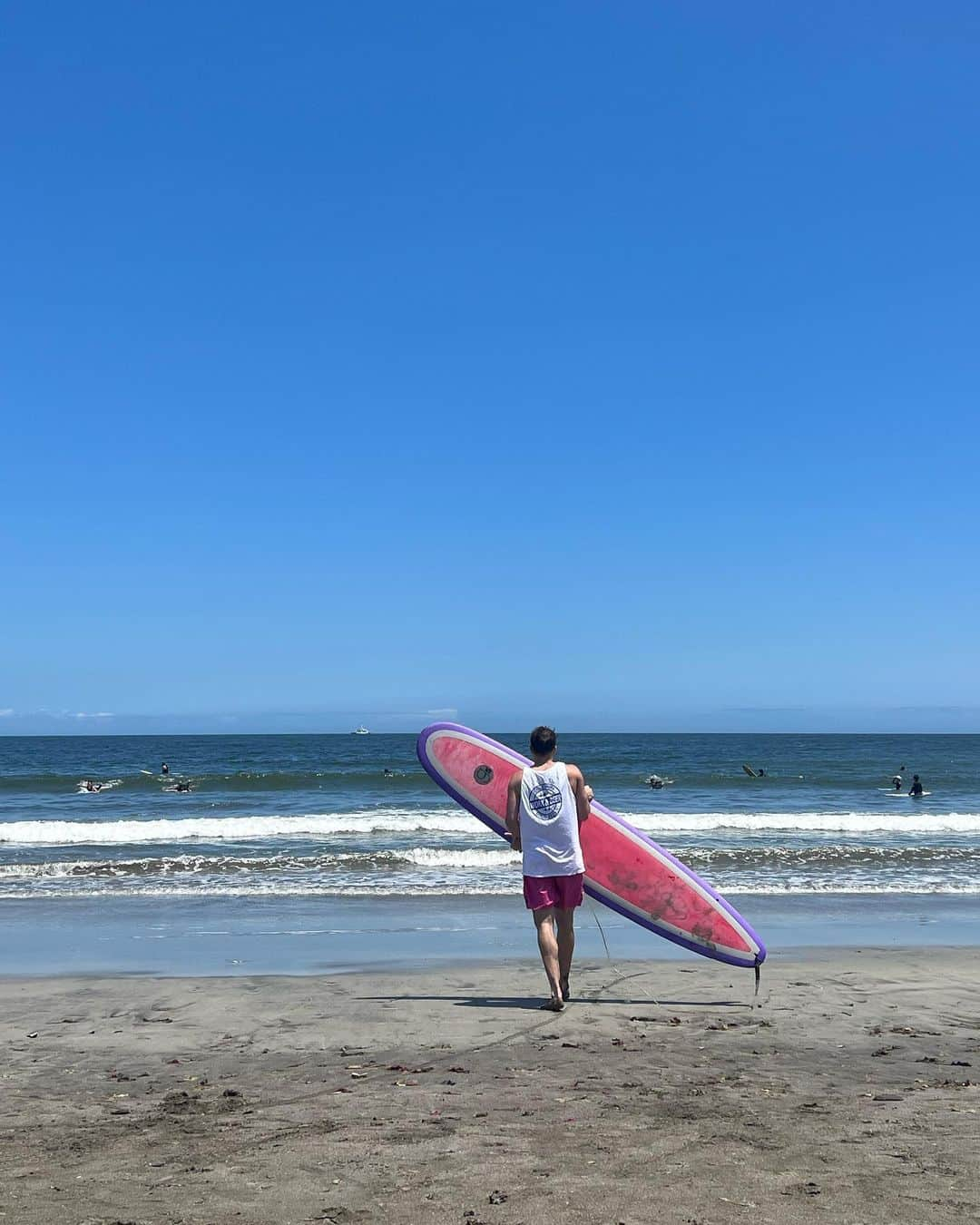 ザック・バランスキーさんのインスタグラム写真 - (ザック・バランスキーInstagram)「初サーフィン🤩🏄‍♂️ 海に向ってる時はめっちゃできそうな雰囲気は出せてた。笑 朝は嵐の試合を応援してイメージはバッチリ💯 結果、むずいね〜😂 でもめちゃくちゃ楽しかった😆 嵐先生がいて安心感えぐい！！まじありがとう🤝 またサーフィンさせて🏄‍♂️」7月22日 21時39分 - zackab10