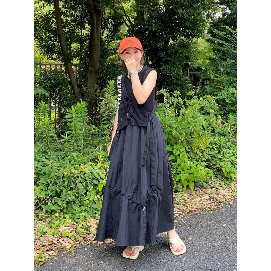 のインスタグラム：「. 夏のレイヤードスタイル☀️  何か足りないなー っと思ったら  大体ベストをプラス➕  最近は黒同士のレイヤードが好き🐾  #休日」