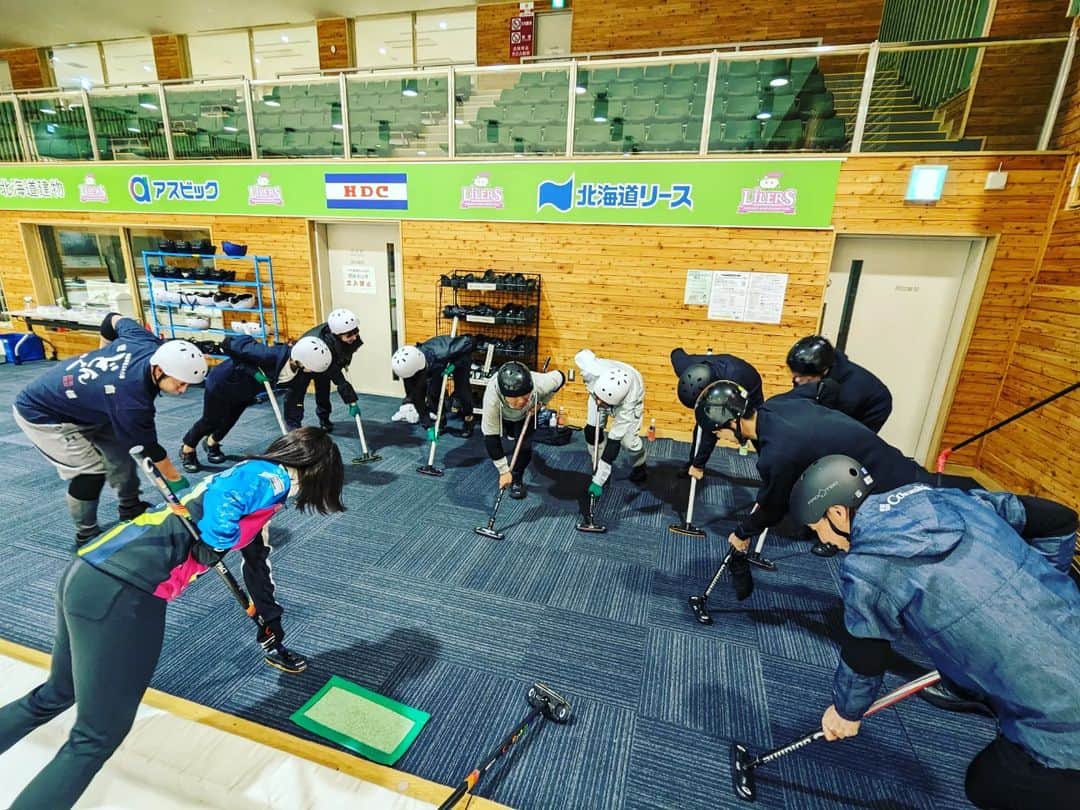 のインスタグラム：「カモケイ🥌体験会  私が所属する会社【加茂川啓明電機】の皆さんへ向けたカーリング体験会を実施しました！  皆さん、慣れない氷の感覚や力加減に苦戦をしながらも、身体をめいっぱいに使ってかなり本気で取り組んでくださいました🔥 （そんな私も体験会には珍しい、がち練習モードのメニューを本気で組ませていただきました🫡）  最後におこなった試合では、ラストショットでスーパーショットが出て、大盛りあがり！！  業務外でもこういった時間を共有出来たことはとっても嬉しかったです💓 私はこれから大会や遠征で不在がちになってしまいますが、皆さんとカーリングの楽しさを共有しながら長く応援していただけるように一生懸命頑張ります！！  ヘルプの優奈ちゃん未奈ちゃんありがとう🫶☺️  #加茂川啓明電機 #イキイキドキドキワクワク」