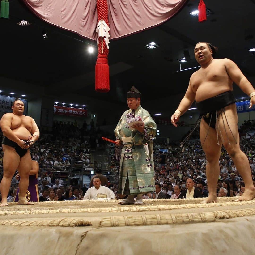 日本相撲協会さんのインスタグラム写真 - (日本相撲協会Instagram)「大相撲名古屋場所十四日目！  新入幕の#伯桜鵬 が単独トップを走っていた#北勝富士 を破り3敗で並ぶ！ #豊昇龍 も3敗を守り、優勝の行方はこの3人に絞られました。 初優勝は誰の手に！  十両の優勝争いは、4敗に#熱海富士 #大奄美 #友風  5敗で続くのは#輝 #玉正鳳 #北の若 #獅司   全ては明日の千秋楽で決まります！  @sumokyokai  #大相撲 #sumo #相撲 #力士 #お相撲さん #japanphoto #sumowrestlers #japanculture  #七月場所 #名古屋場所 #ドルフィンズアリーナ #愛知県体育館 #満員御礼」7月22日 21時32分 - sumokyokai