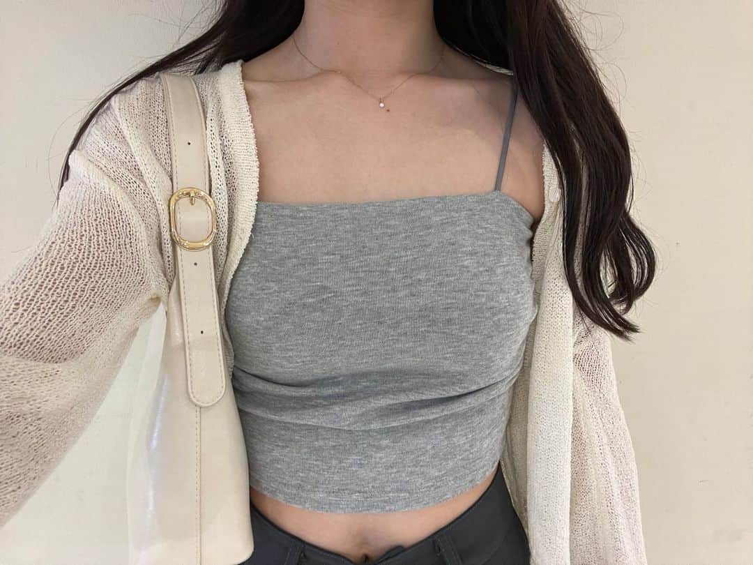 のインスタグラム：「毎日暑いね夏だね🫠🧊💦 #ootd#outfitoftheday#ootdshare#myfavorite #キャミソール#ブラトップ#gray#グレー #cherrykoko#체리코코#koreafashion」
