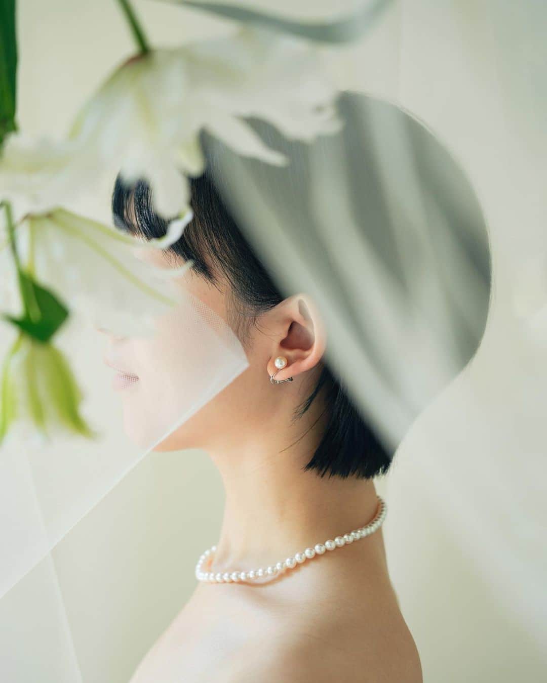 もろんのんのインスタグラム：「shot for @spopel_pearl  神戸の真珠専門店の《SPOOEL bride》のKV撮影いたしました💍  お気に入りのカットはいっぱいあるけれどとりあえず1シーン⛪️  💍@spopel_pearl @doiyas  👰‍♀️@batako_portfolio  💠@harukakimura_  💄@yoshikosakata  📷@moron_non」