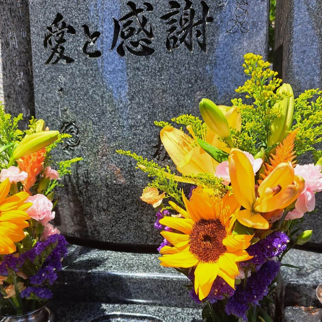 のインスタグラム：「2021.7.28　　母の命日なので　今日、姉とお墓参り。 ひまわりの花がキレイ🌻  来月は、お盆なので、またお墓参りに行ってきます。」