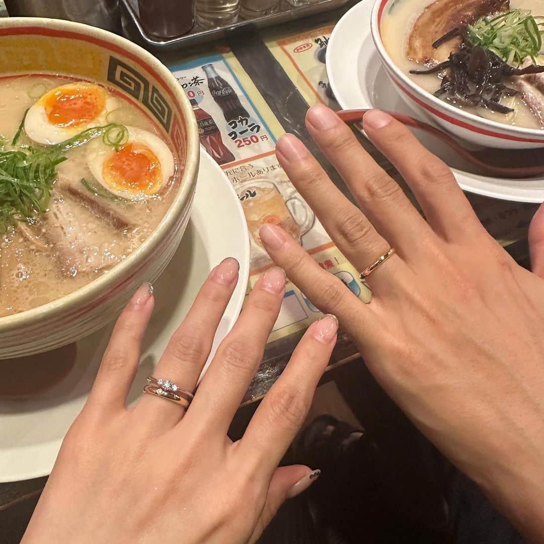 mizukiさんのインスタグラム写真 - (mizukiInstagram)「銀座に指輪を買いに行った時の🍸 買ったばかりの指輪をラーメン屋さんで撮る人もなかなかいないよね...🤓 黒のワンピースは　@anuans.official  ㅤㅤㅤㅤㅤㅤㅤㅤㅤㅤㅤㅤㅤ #銀座#デート#ワンピース#日韓夫婦#한일부부#銀座みゆき館#アニュアンス#anuans#balenciaga」7月22日 21時36分 - mizukidrop