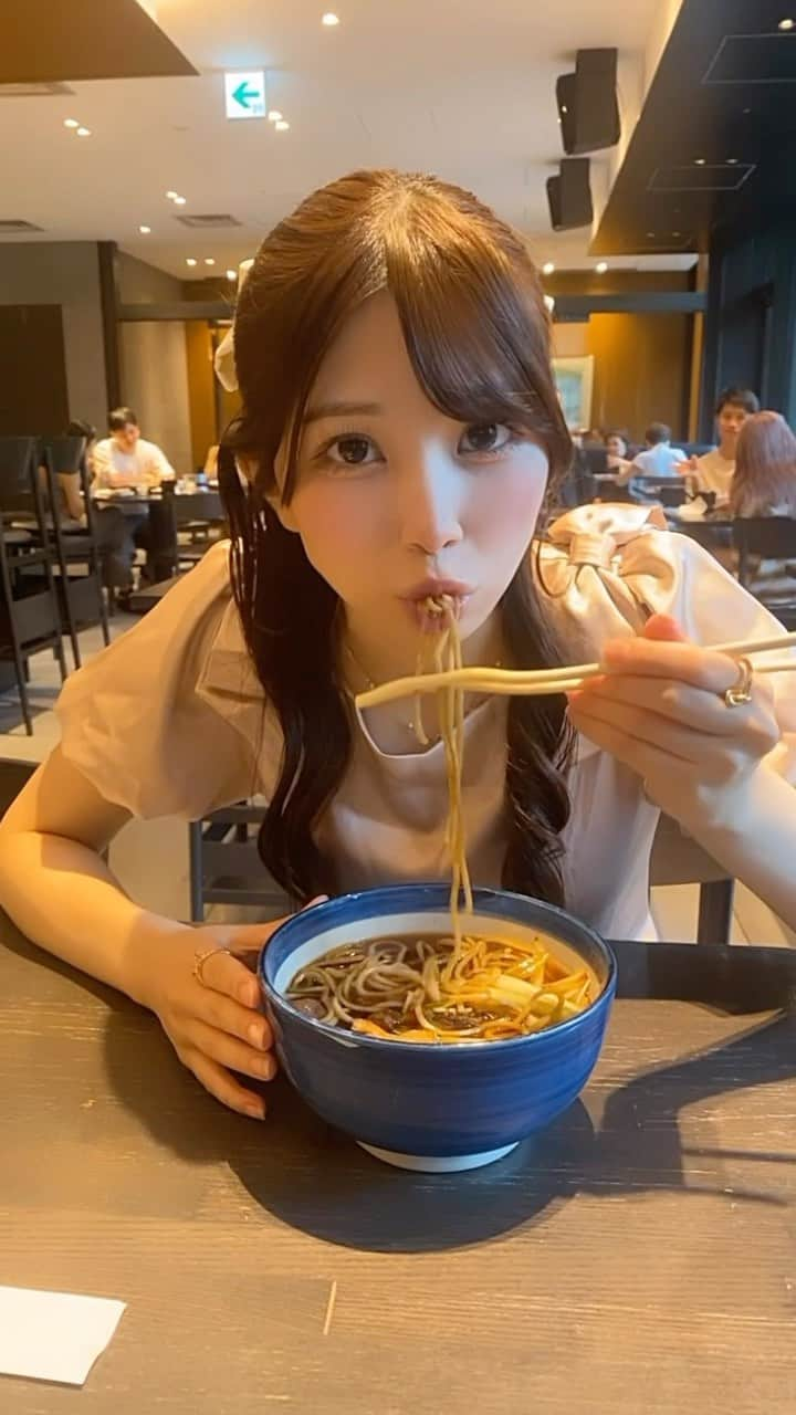 茄子はるのインスタグラム：「・  ママとお蕎麦デートしたの🌛🫶🏻  お蕎麦大好きーー！！  めぐたのおかげで可愛く撮影できたーっありがとう🤍 @yammmm__o   #reels  #japanesefood  #soba  #hairfashion  #japaneseidol  #summeroutfits」