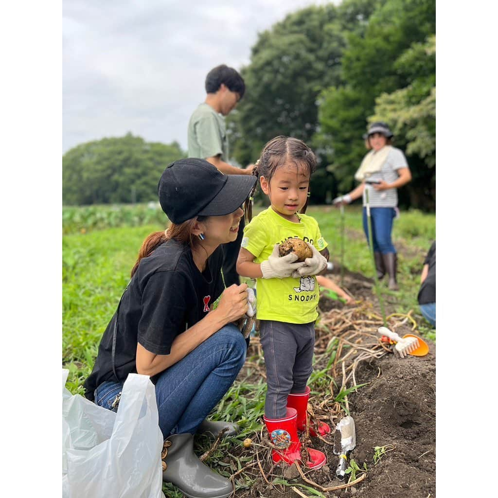 山田真以さんのインスタグラム写真 - (山田真以Instagram)「2023夏の思い出🌻👒🌈 @komine_nouen_rentalspace  近くにあるレンタルスペースを借りて、 娘のお友だち7家族でBBQ🍖総勢20名以上😳❣️ 娘がいなかったら出会えていなかった楽しい愉快な仲間たち。 人見知りのパパも、このメンバーなら男同士だけでも楽しい✌️とパパ同士も親睦を深めた様子😌🍉  子どもが繋げてくれた嬉しいご縁に感謝🙏✨  BBQの前の週にこのメンバーで行った#じゃがいも掘り pic10 で、子どもたちが掘り起こしたじゃがいもでじゃがバター作ろうと思ってたのに、 お酒が入ったパパたちがじゃがバター作り放棄したのが唯一の後悔🤣🥔  #小峰農園#レンタルスペース#ママ友#パパ友#バーベキュー#BBQ#じゃがいも掘り#キッズ#3歳#お友だち」7月22日 16時16分 - maaai.yamada