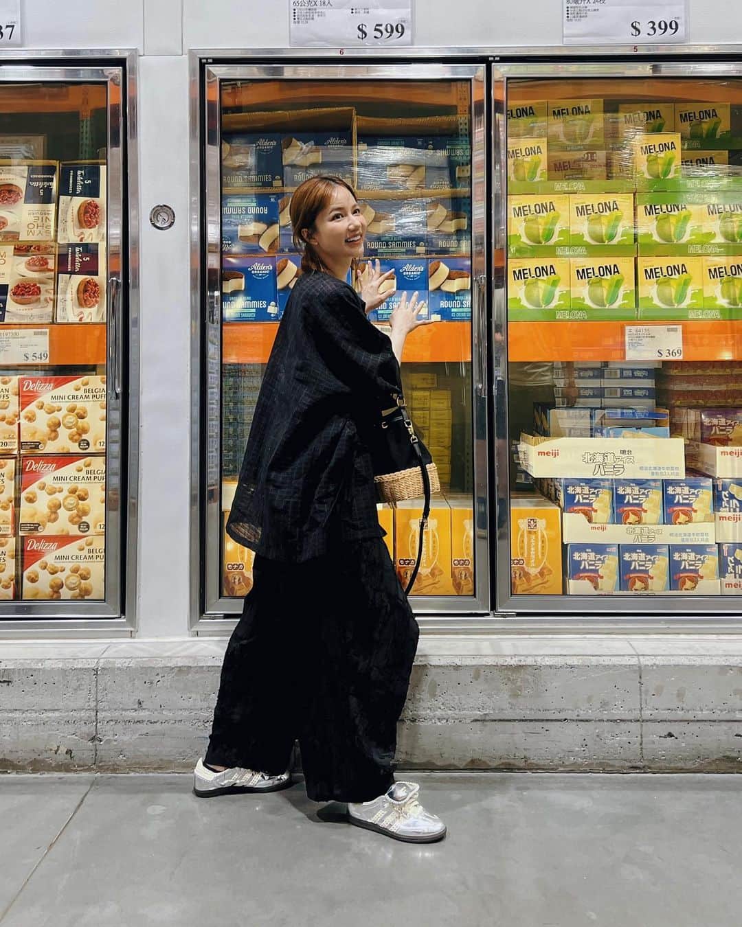 謝琦琦（Kiki）のインスタグラム：「沒有買24入Haagen Daz雪糕 也沒有買18入夾心冰淇淋  一位說會融化 一位說冰箱冰不下 另一位的失望全寫在圖二💔  小孩子才做選擇在這裡不適用」