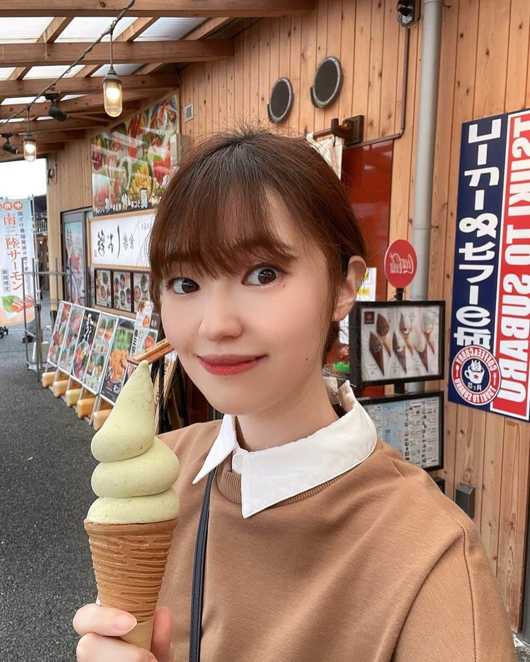 山口真奈さんのインスタグラム写真 - (山口真奈Instagram)「先日 南三陸さんさん商店街へ行ってきました🐙  南三陸キラキラ丼（季節ごとに南三陸産の新鮮な海産物がたっぷりとのせられたキラキラのどんぶり）は写真を撮る前に食べてしまいましたが、ずんだソフトは写真を撮っていました🍦  東京にいますが、宮城も近いため、ずんだスイーツの投稿が多いですね 笑」7月22日 16時26分 - manayamaguchi0417