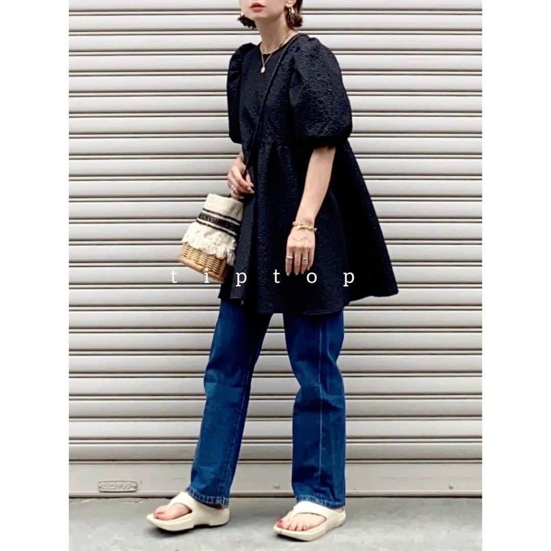 のインスタグラム：「. ミニワンピみたいなブラウス🎀  カゴバッグやサンダルで大人の休日コーデ🍮  @tiptop_pocket_official  . . . #code #outfit #ootd . . . 詳しくは#wear で見てね♥︎ wear account → sizu0618 . . . #MINEBY3MOOTD#コーディネート#Locari#着回し#着回しコーデ #着回しアイテム#トレンドコーデ#大人カジュアル#カジュアルコーデ#コーデ#春コーデ #2023ss#夏コーデ#春夏コーデ#tipコーデ#tiptop_pocket」