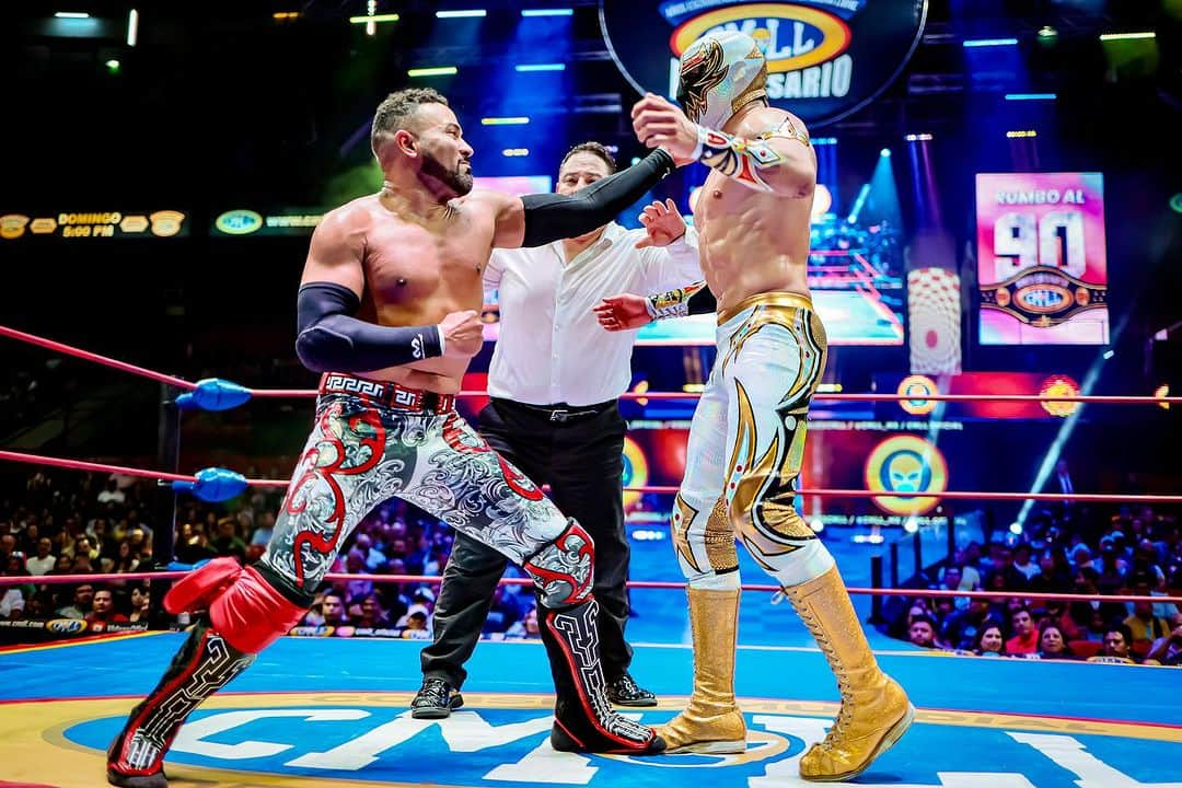 ロッキー・ロメロのインスタグラム：「¡El Torneo Leyenda de Plata 2023 ya tiene finalistas! Después de una eliminatoria plagada de Estrellas, Máscara Dorada y Rocky Romero lograron colocarse en la gran final, que promete ser espectacular.  📸 @elfotografodelasluchas   #CMLL #LuchaLibre #LuchaLibreMexicana #LuchaLibreCMLL #ArenaMexico #Luchador #Wrestling #MexicanWrestling #follow #MáscaraDorada #RockyRomero」