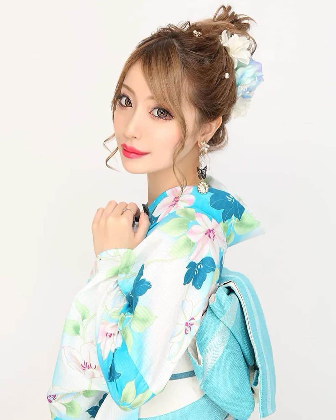 のインスタグラム：「浴衣のデータ🩵🩵🩵 24、25日は浴衣イベントだからみんな見に来てね^_☆  本番は何着ようかなあ 何色がいいと思う？？  #歌舞伎町 #キャバ嬢 #キャバクラ #美人茶屋 #美神絵梨華 #ショートカット #金髪 #ギャル #浴衣 #夏 #着物 #祭り #水色 #おだんごヘア」