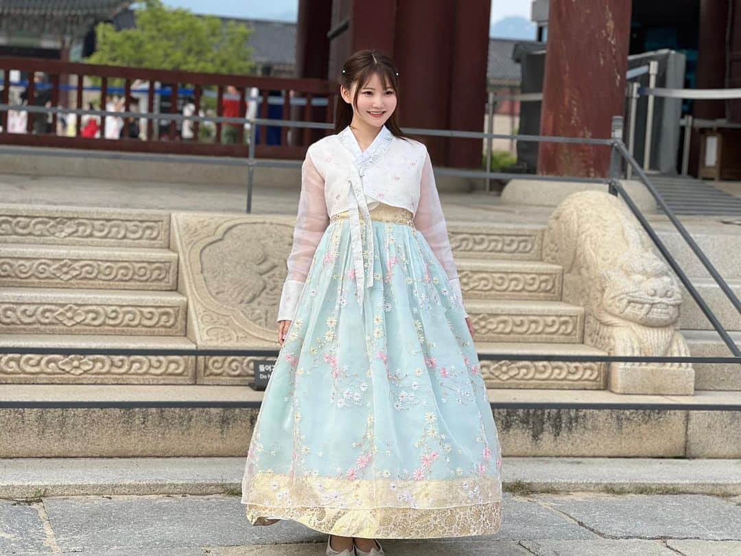 愛咲りりのインスタグラム：「これ着たら誰でもかわいく撮れるわけではないことを知った🦧 楽しかったからマル🦧  #한국 #서울 #경복궁 #韓国 #景福宮」