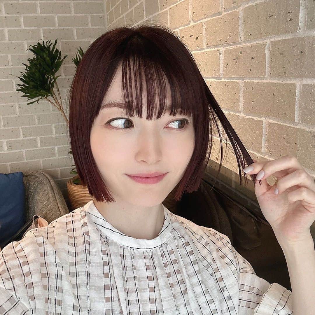花澤香菜のインスタグラム：「. 昨日、高校生以来のストパー顔まわりだけかけてもらったんだけど、自然な仕上がりだし快適すぎる😭 これでこの夏乗り切れるぞ〜☺️✨  #花澤香菜」