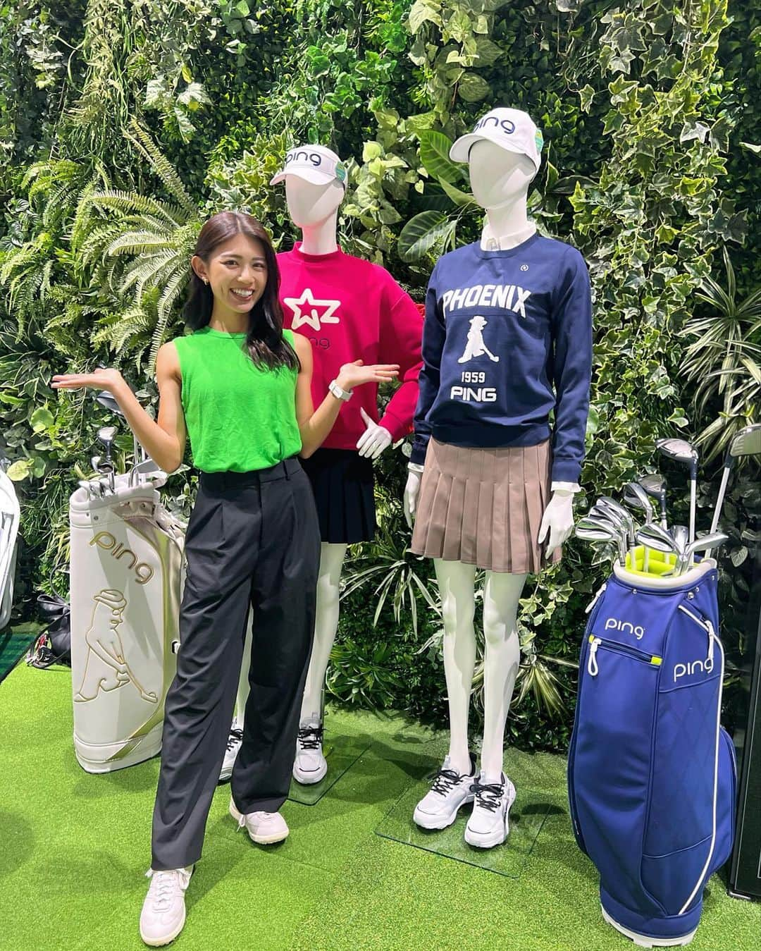 坪井ミサトのインスタグラム：「@pinggolf_japan の 新作発表会へ行ってきました⛳️🔥  なんと！！4年ぶりの レディースクラブ"GLe3"✨  ネイビーのマット加工で 見た目がもう可愛い…🤤🩷  実際振ってみると コンセプト通りの　#ラク飛び 🫣 軽〜く振ってドライバー200yd！ アイアンも全然曲がらないから ミスがミスにならない！  パターも4種類あって 自分に合うものが見つかります！  自信を持って、 不安なく打てるクラブだなーと 感じました！！  そしてプロの方のスイングを 間近で見学させていただしました🥹 ブインって迫力すごい、、、 🎥動画あります  たくさんのゴルファーに 愛されているPINGさんの 思いがこもった"GLe3" 要チェック！！！！  #golf #golfgirl #ゴルフ #golfwear #gle3 #ping #ゴルフ女子 #女性ゴルファー」