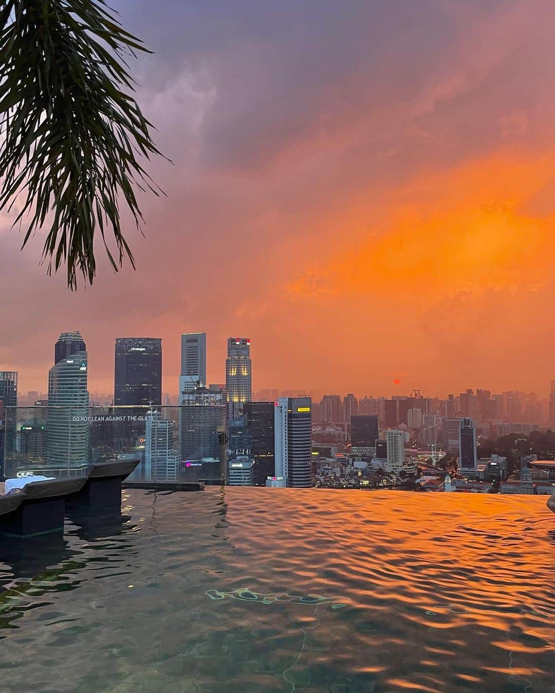 キム・ウンジュさんのインスタグラム写真 - (キム・ウンジュInstagram)「밀린 여행사진 싱가포르부터 다시 올려볼게요 🙺  야경이 너무 아름다웠던 MBS 🤍」7月22日 16時42分 - eun_ju__