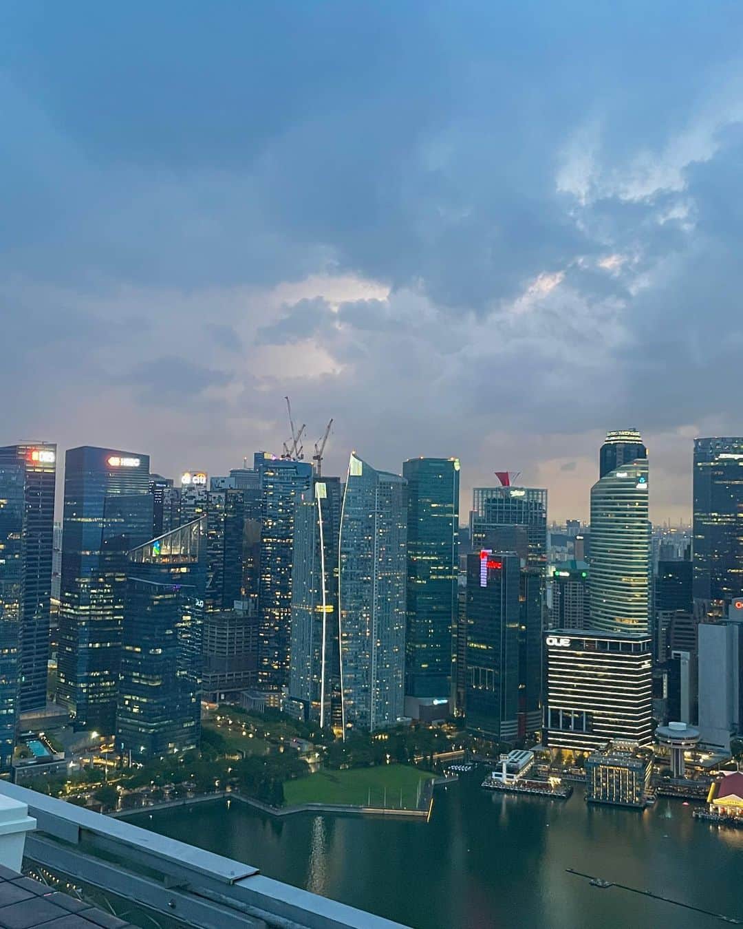 キム・ウンジュさんのインスタグラム写真 - (キム・ウンジュInstagram)「밀린 여행사진 싱가포르부터 다시 올려볼게요 🙺  야경이 너무 아름다웠던 MBS 🤍」7月22日 16時42分 - eun_ju__
