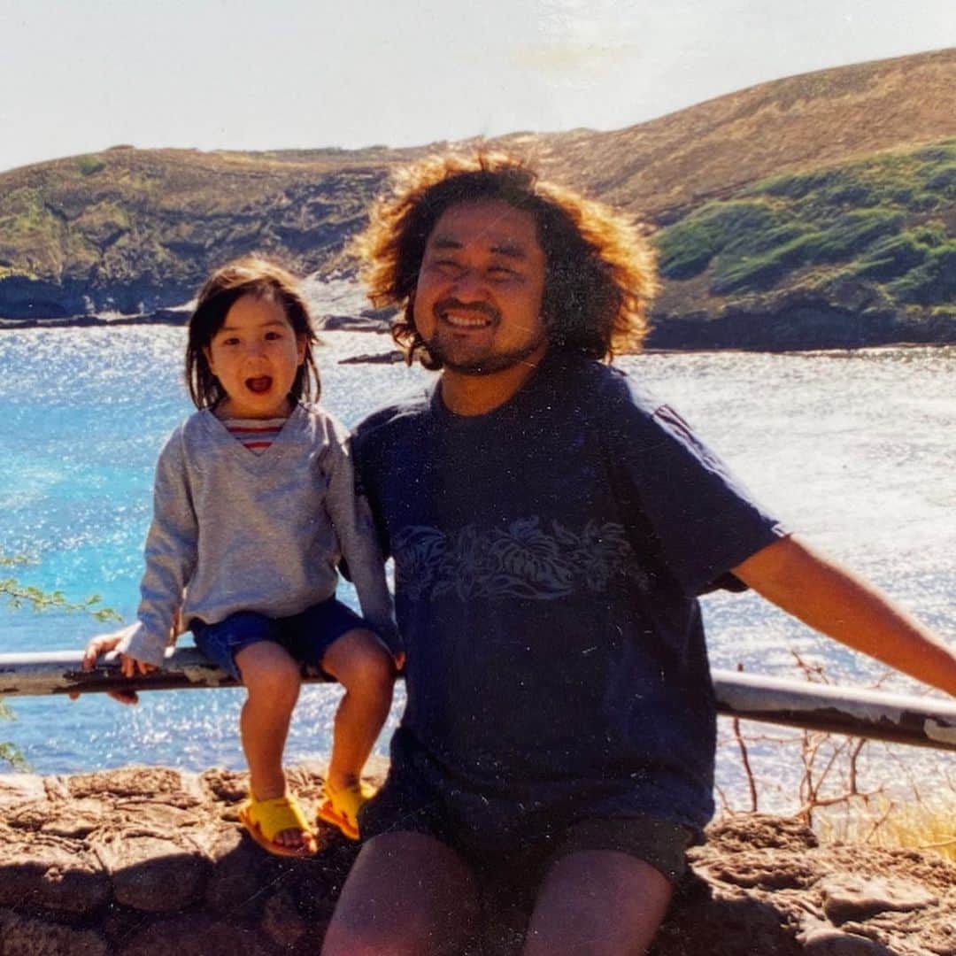 葉加瀬太郎のインスタグラム：「今日は愛娘、向日葵の誕生日🎂  エンジェル•イン・ザ・ハウス ２４年か。昨日もコンサートで弾いたよ🎻  人生は思いのほか速く過ぎて行きます。今を大切にしっかり生きて下さい。 ひーちゃん🌻24歳の誕生日おめでとう。  Love you😘 パパより  #葉加瀬太郎 #向日葵 #ひまり」