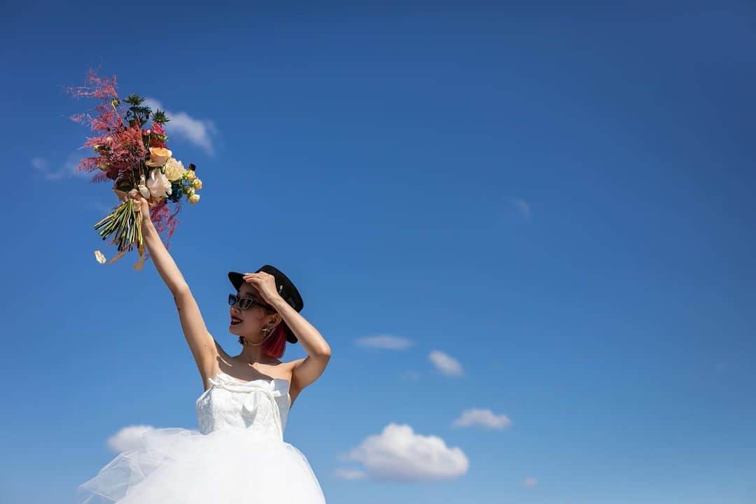 AMIさんのインスタグラム写真 - (AMIInstagram)「Happy 1st anniversary🌹  初めての結婚記念日。 出会った日から今日までずっと魔法にかかってるように恋をしてる気がします。 そばにいてくれてありがとう。 これからもよろしくね😌  Wedding photoの締めくくりは結婚記念日に合わせて🙏  ドラマティックで大好きな写真。  #結婚記念日 #1stanniversary」7月22日 18時00分 - amixxamiaya