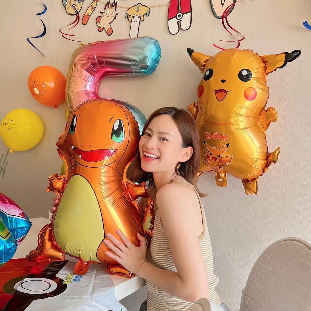 金子織江さんのインスタグラム写真 - (金子織江Instagram)「🎉🎉🎉  久しぶりの投稿。 心配してくださった方々ありがとうございます✨  私は元気に過ごしています❣️ なかなかインスタの更新ができず、 相変わらずマイペースですが🥲💦💦  写真溜まってるので、 あげていこうと思います🥺‼︎  少し前だけど甥っ子の誕生日🎉 5歳のお誕生日おめでとう🎈‼︎ どハマり中のポケモンにかこまれていました。  息子と甥っ子が仲良しで良かった‼︎  写真私がメインになっててごめんなさい🙇‍♀️笑笑  #nephew #happybirthday  #5yearsold #boymama #sun #8yearsold  #pokemon  #155cmコーデ  #ポケットモンスター  #ポケモン #ピカチュウ  #お誕生日おめでとう  #likesforlike  #followforfollowback #ootd」7月22日 16時36分 - orie_kaneko44