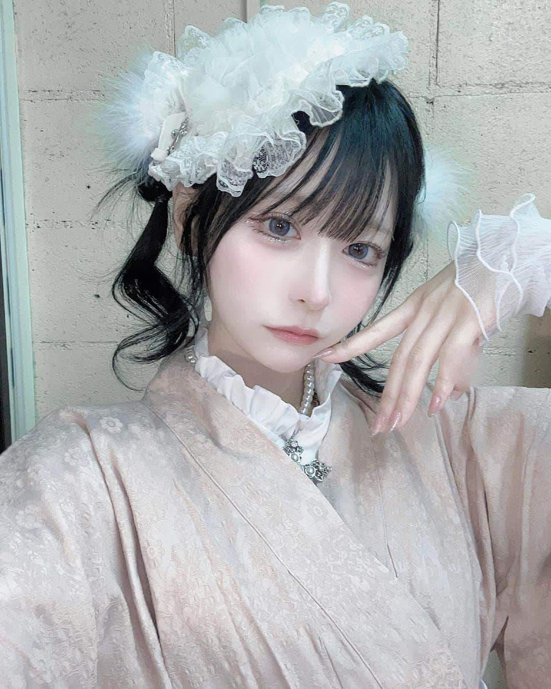 のインスタグラム：「あんじゅさんに黒髪にしてもらった！エクさらさらすぎてめちゃ褒められるうれしい  前まで8.90とか付けてたけど今回夏だから70本！それでも超馴染んでるすごい」