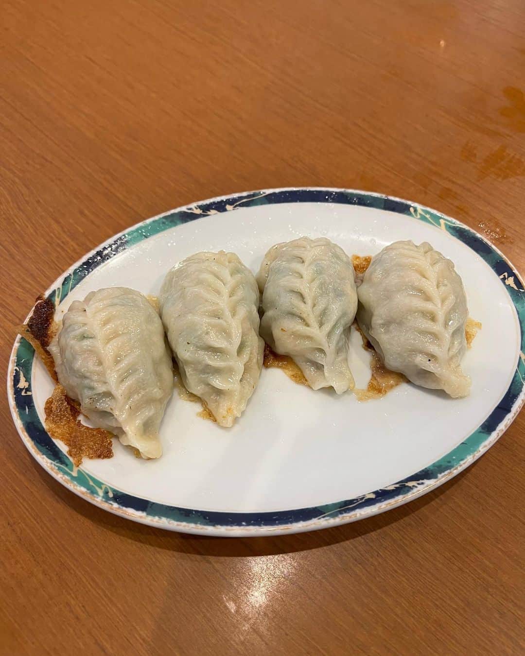 かこさんのインスタグラム写真 - (かこInstagram)「蒲田の春香園さん🥟 海老入り焼き餃子、ニラ桜海老入り餃子、水餃子、焼き餃子、五目炒飯👀✨ 皮もっちもち！具もたっぷり🥹大きいから目で満足する😇💕めちゃくちゃ美味しい😭✨ #蒲田 #蒲田グルメ #春香園 #餃子 #먹방 #대식가 #먹팔 #먹팔해요 #먹스타그램 #大食い #双子 #はらぺこツインズ  #大胃王 #モッパン #ความตะกละ #Ham ăn #gula」7月22日 16時41分 - harapeko__kako